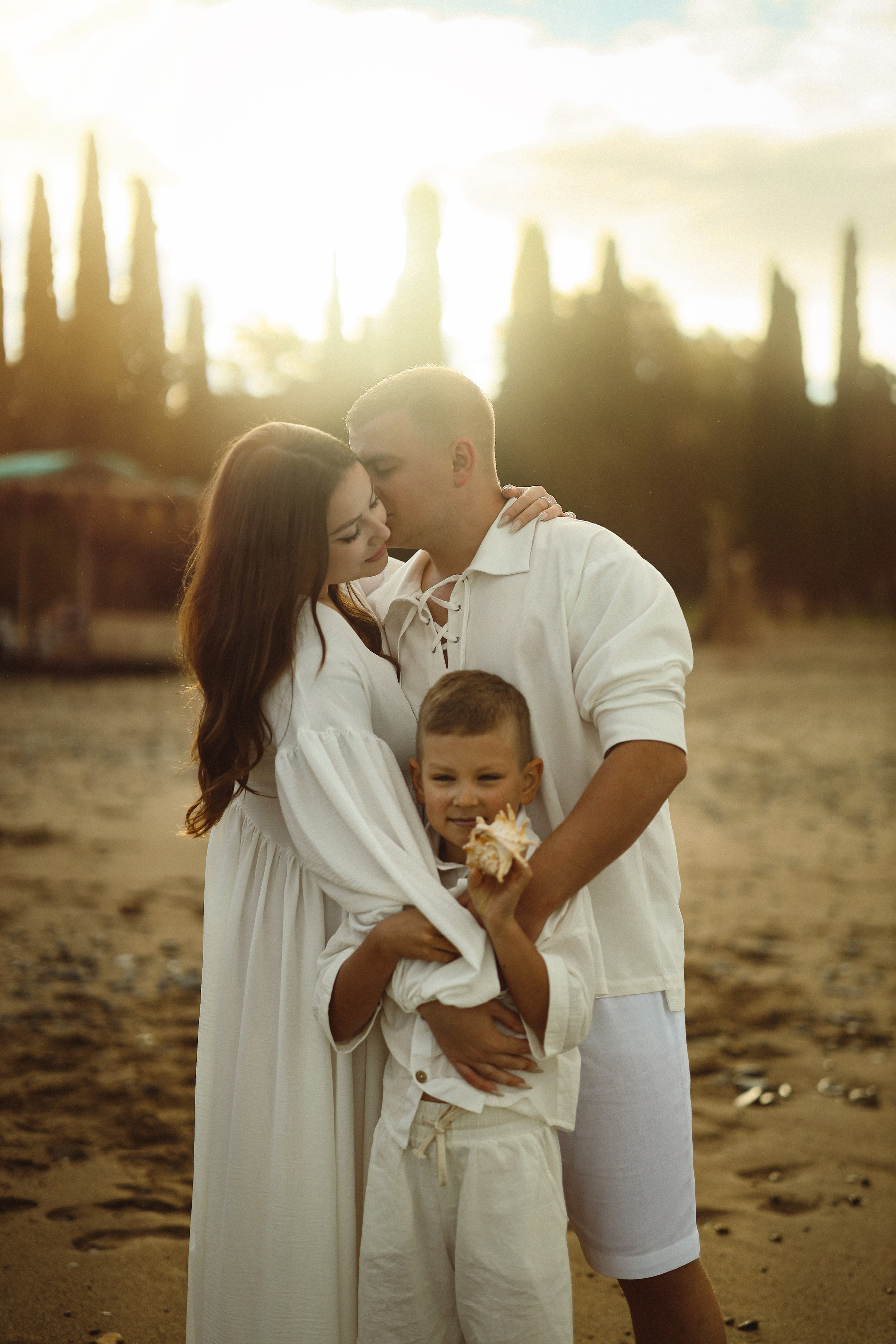 Семейная фотосессия на пляже в Сухуме. Свадебный и семейный фотограф в Абхазии Жанна Соснина