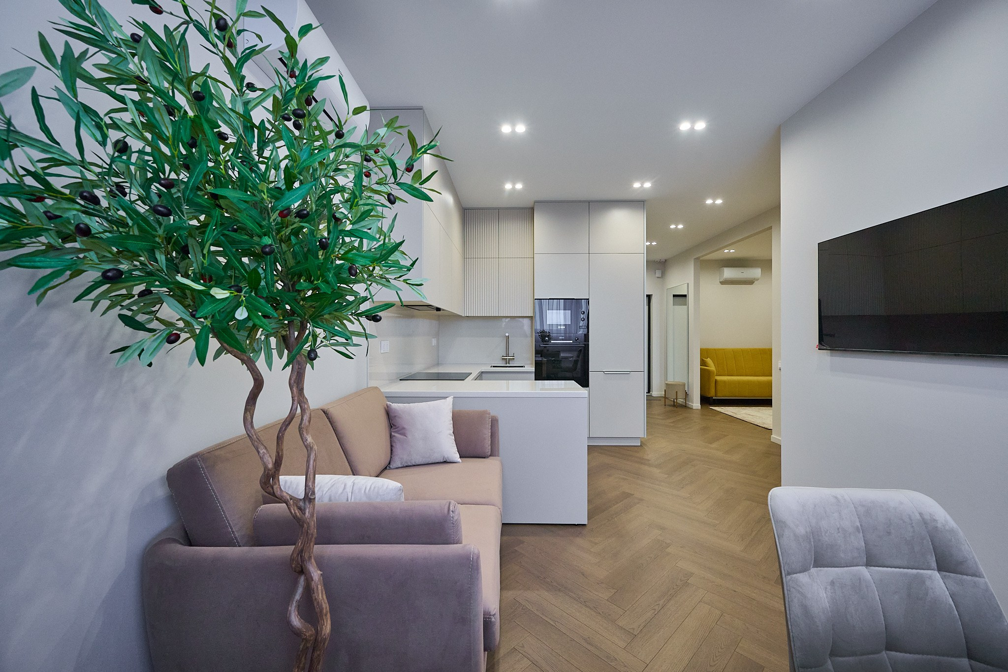 белая кухня светлые оттенки розово светлый диван телевизор белые шкафы 