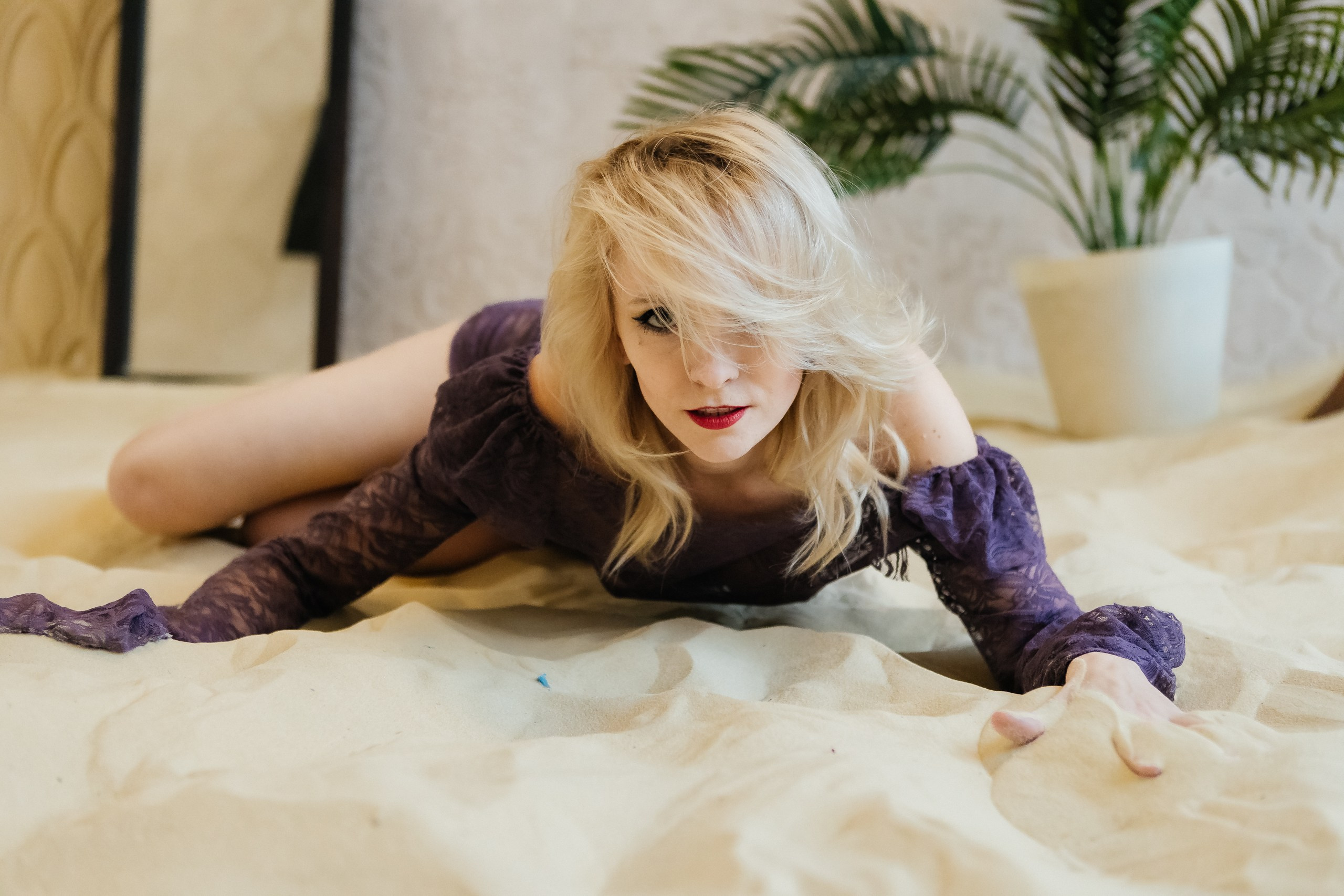 Художественная фотосессия в студии с песком. Свадебный фотограф в Москве