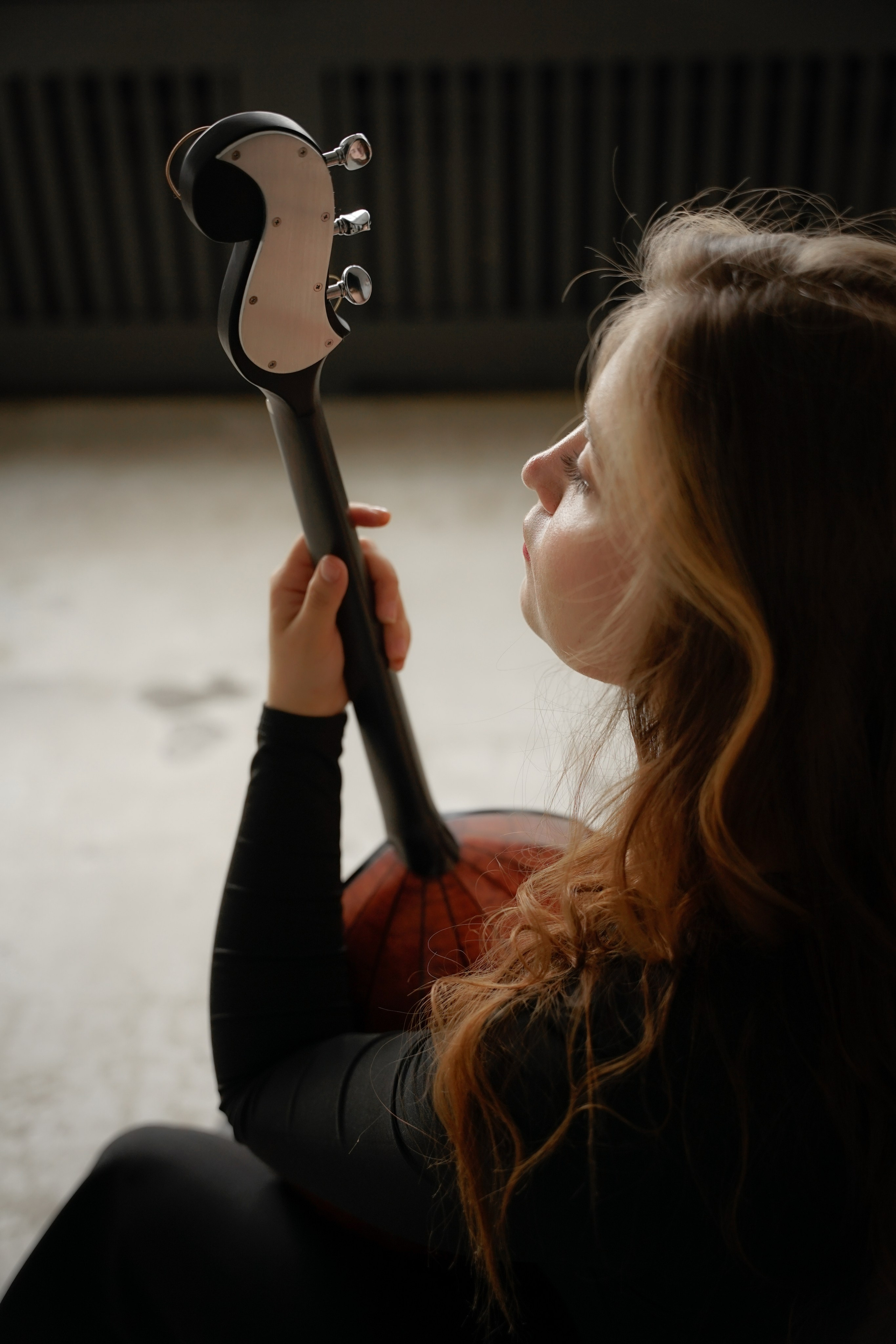 Фотосессия девушки с музыкальным инструментом