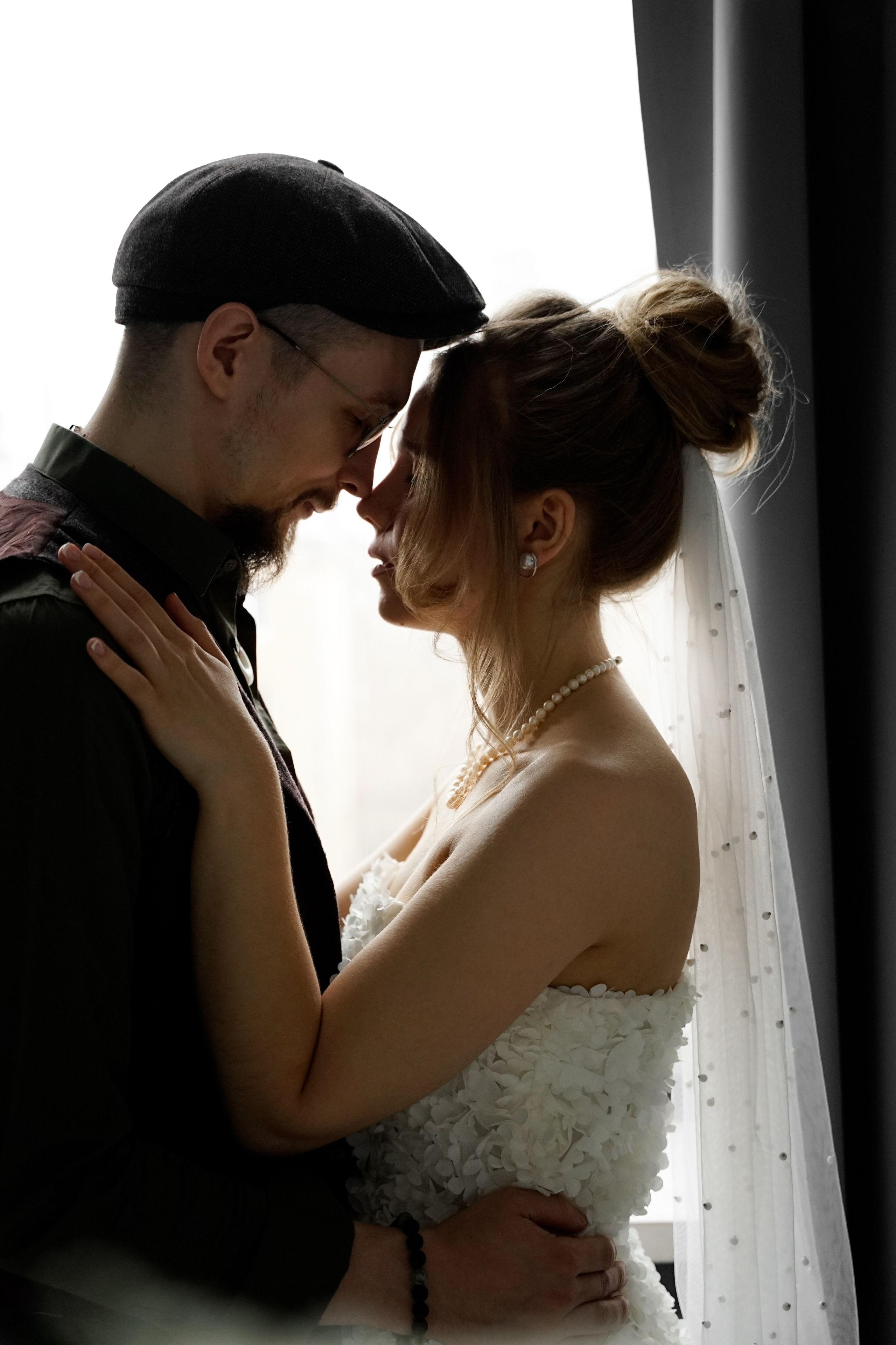 Фотосессия в необычном образе для жениха и невесты