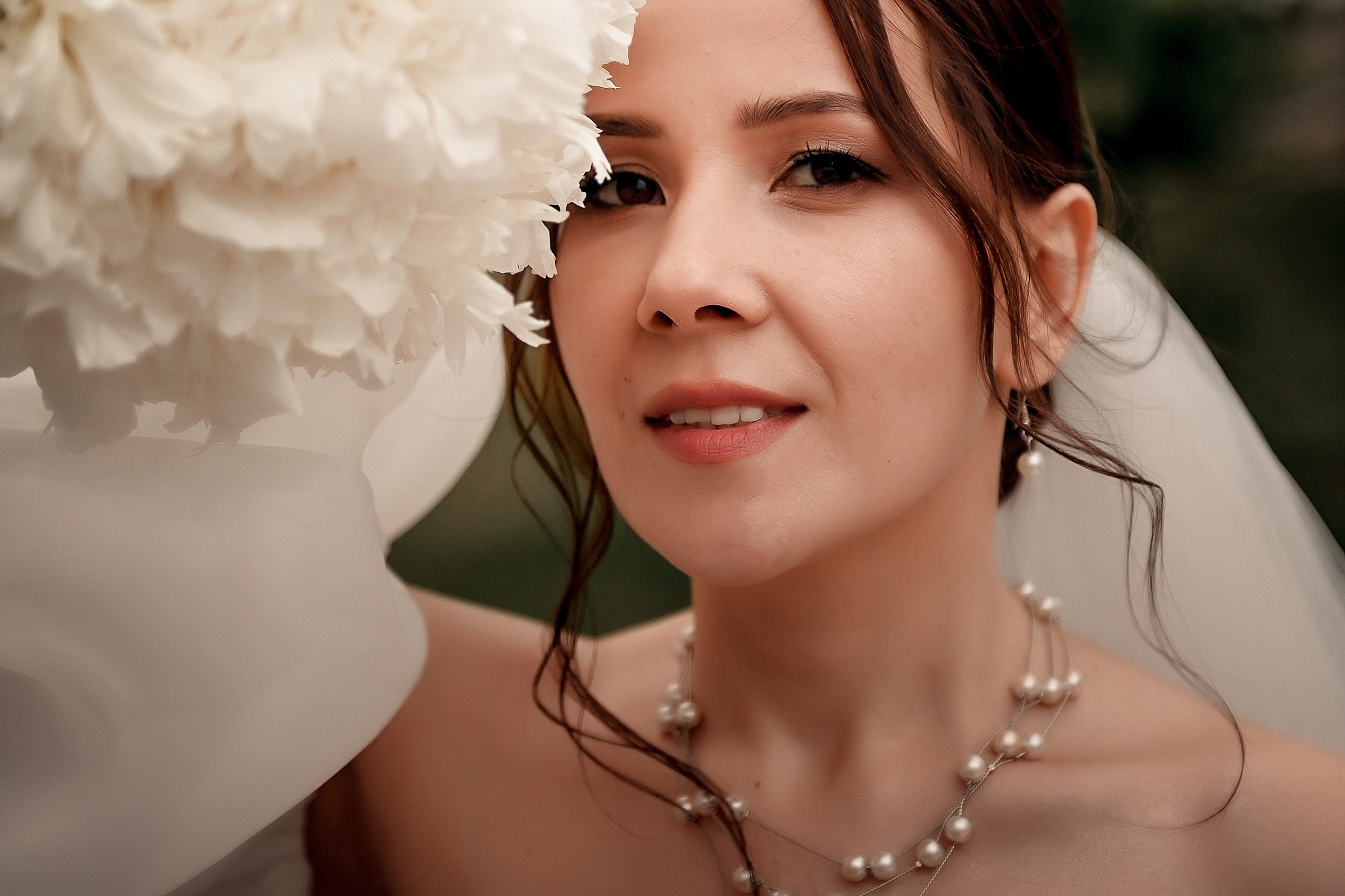 Небольшая свадебная серия в музее и прогулкой под дождем Эльмиры и Ризата. Свадебный, семейный, детский, контент фотограф в Омске Максим Ильин