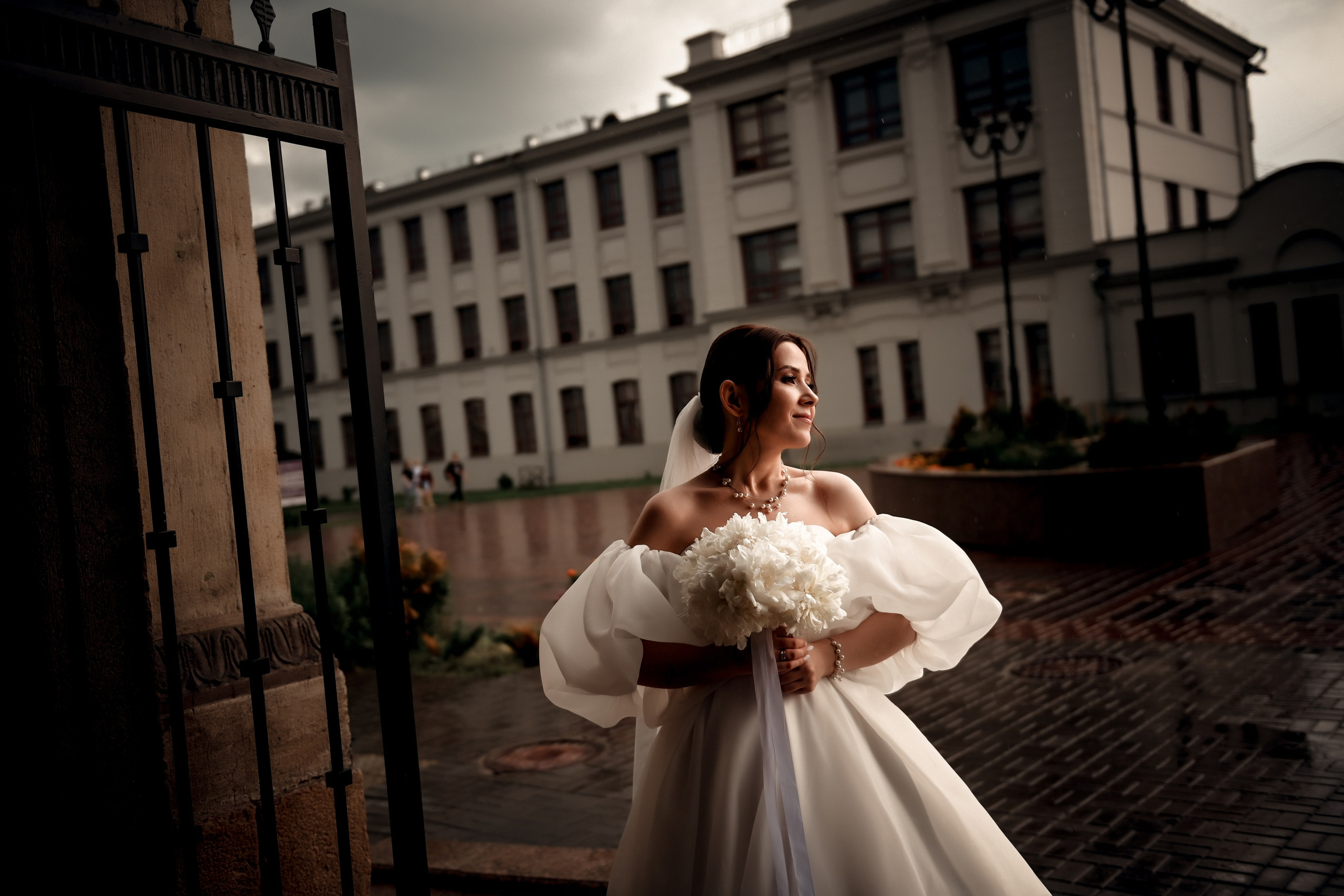 Небольшая свадебная серия в музее и прогулкой под дождем Эльмиры и Ризата. Свадебный, семейный, детский, контент фотограф в Омске Максим Ильин