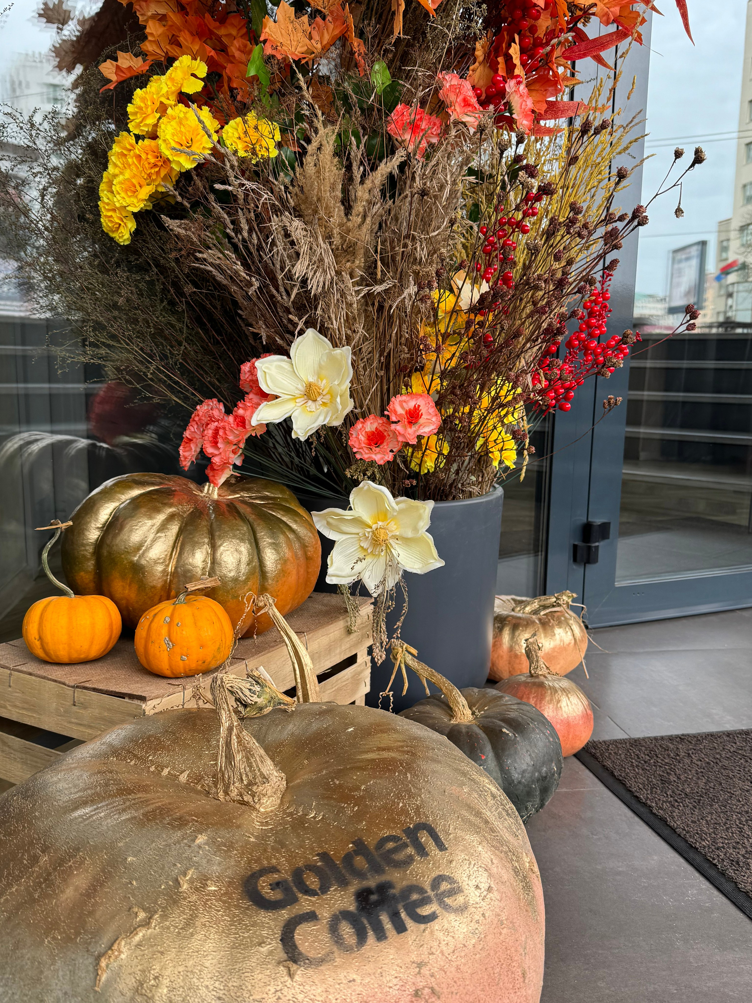 Входные группы ОСЕНЬ. Декоратор в Минске Алёна Шевелёва. Оформление входных групп осень/зима. Декор заведений