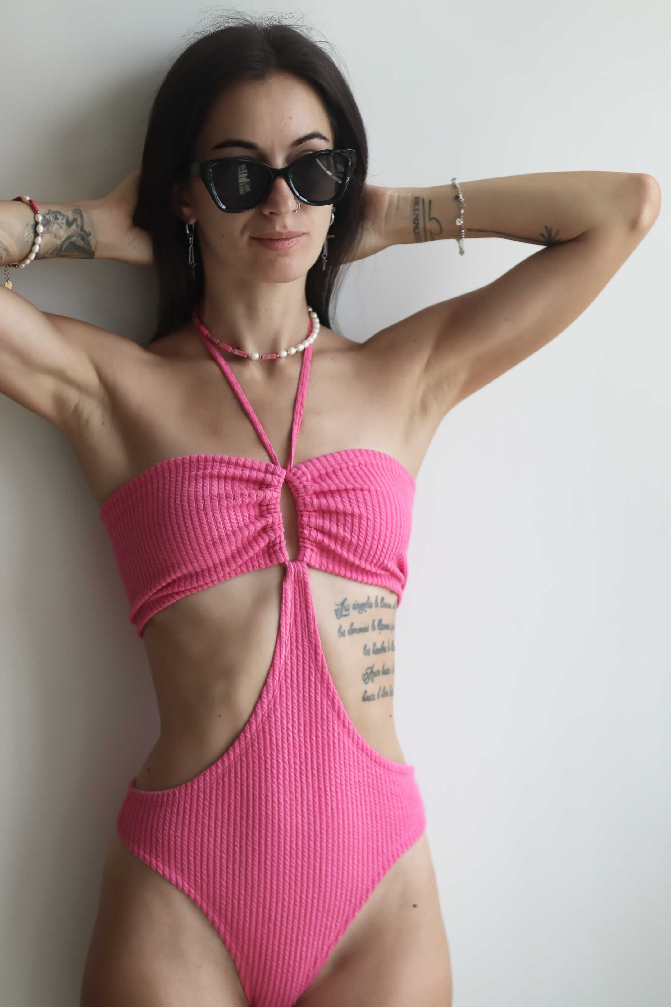 Коллекция купальников бикини. Фотограф на Шри-Ланке