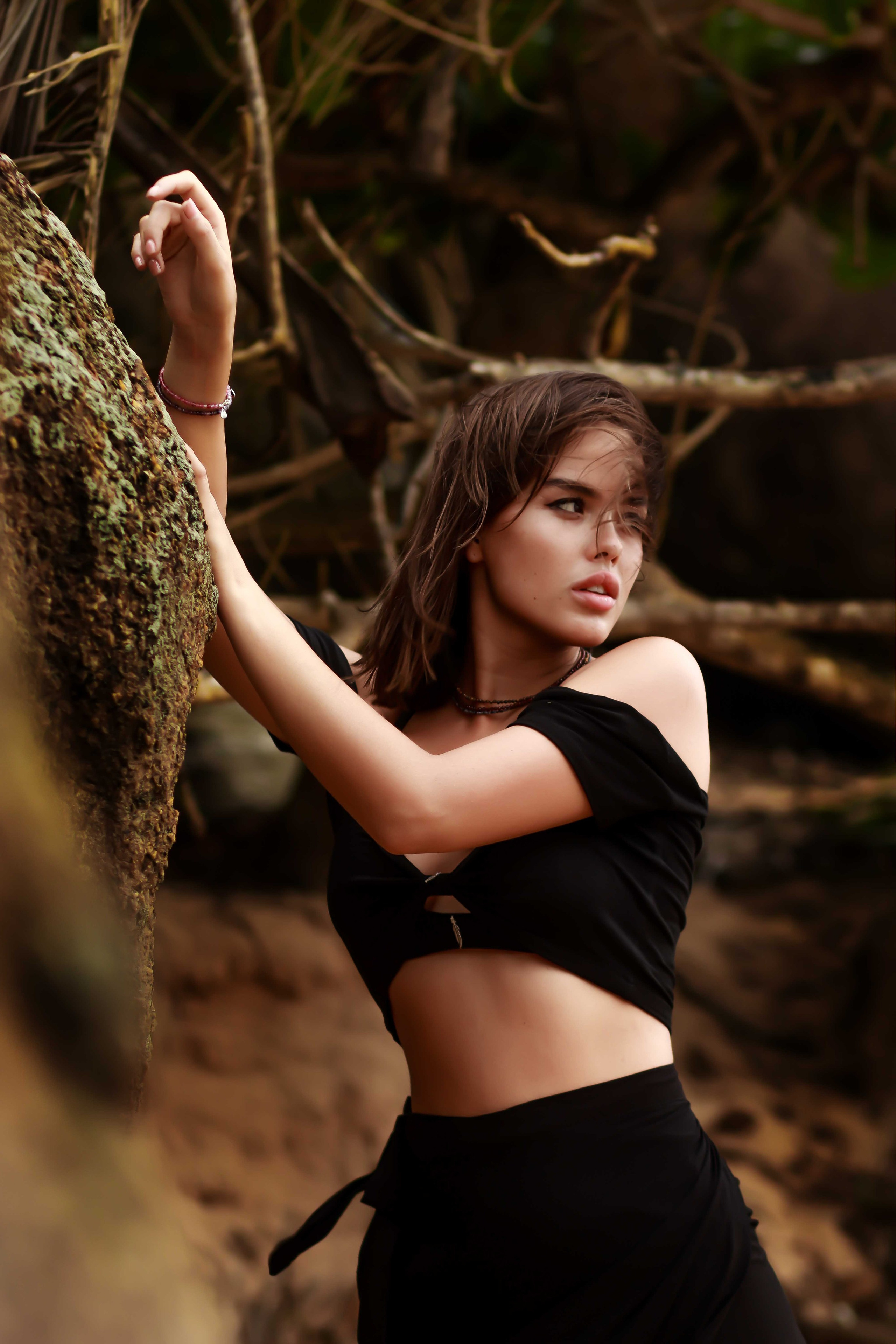 Авторская съемка среди вулканических камней Хиккадувы: воздушные туники бренда Nakota Tuwa в движении, контраст нежных тканей и дикой природ. Фотограф на Шри-Ланке