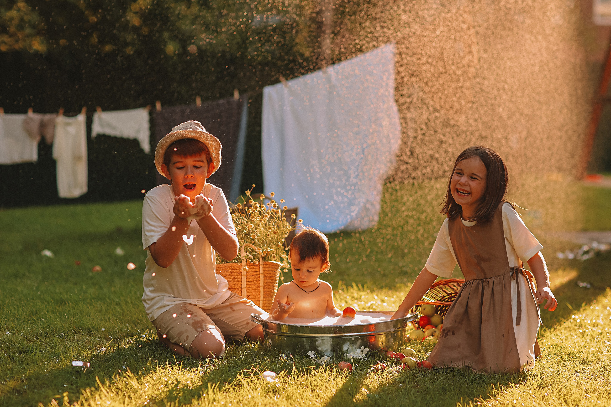 Стирка у дома. Семейный фотограф Тюмень, фотограф на роды Салмина Мария