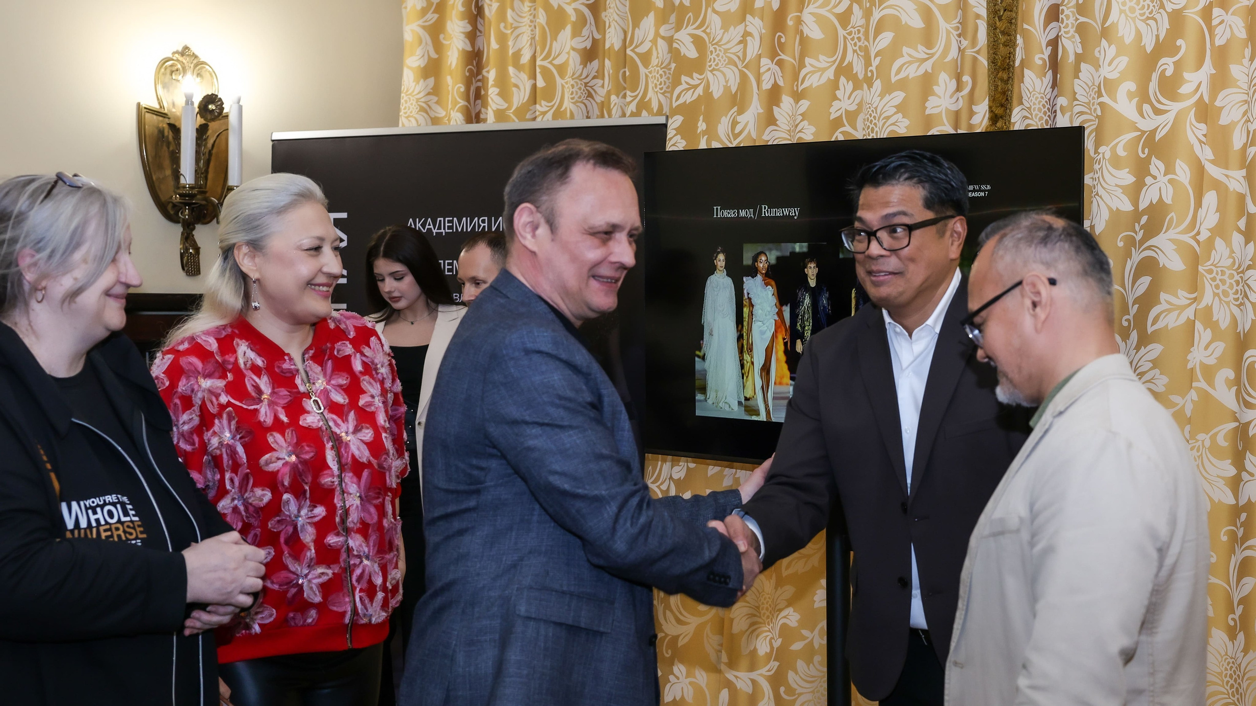 деловое общение участников мероприятия, сотрудничество дизайнеров, фотограф Карасёва Елена
