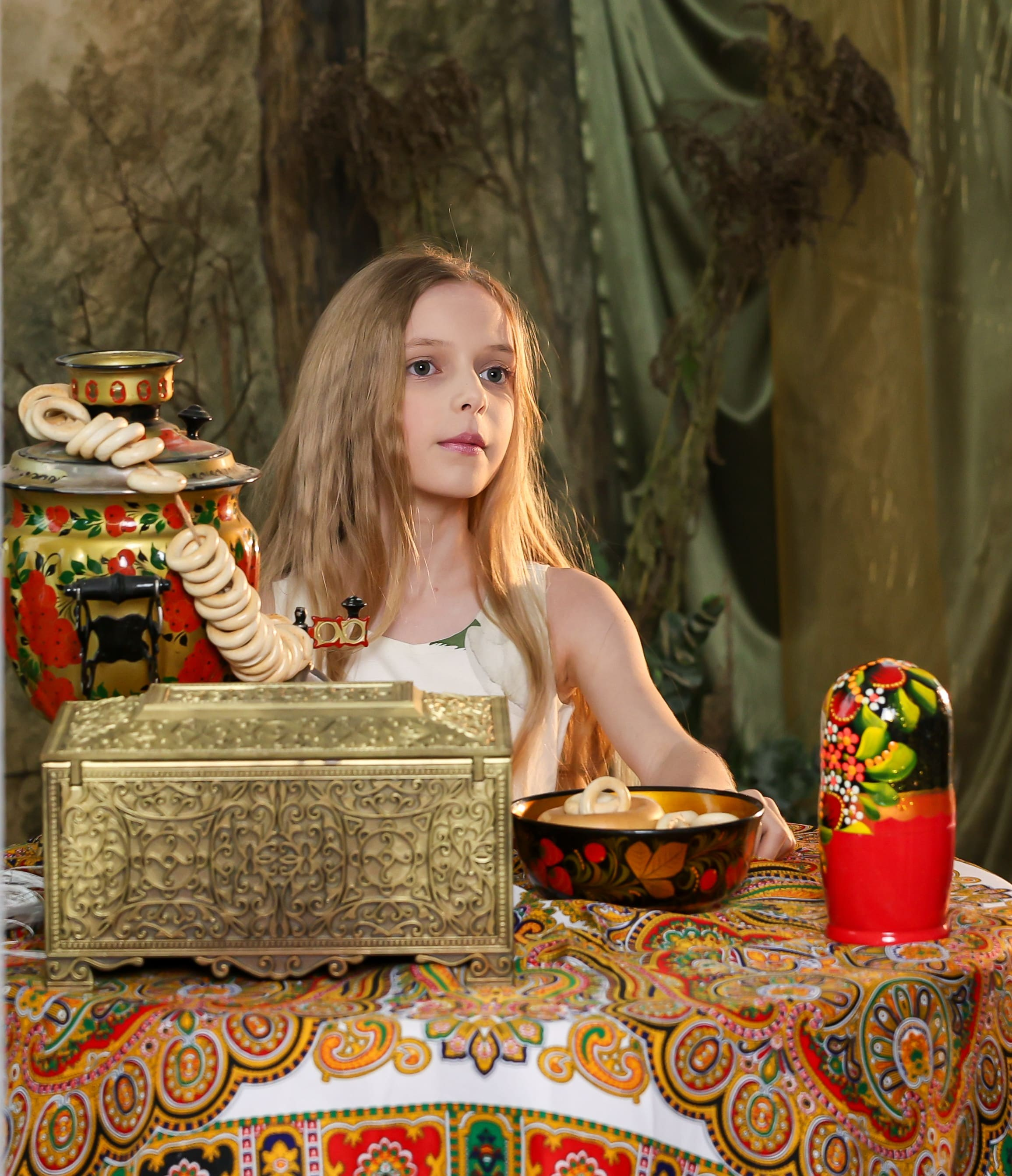 девочка с книгой в сказочном интерьере, художественный детский портрет, фотограф Карасёва Елена