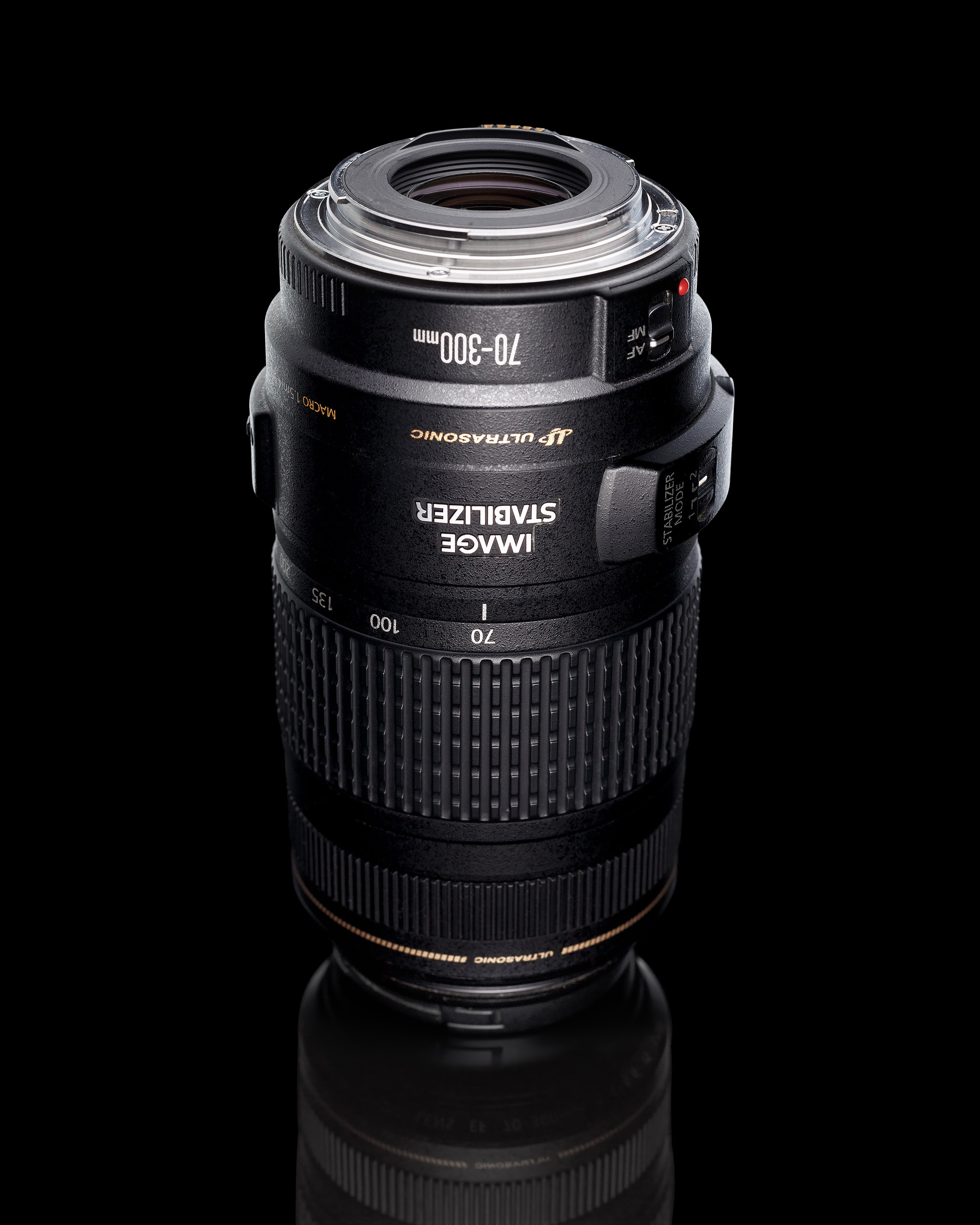 Телеобъектив на чёрном фоне профессиональное предметное фото