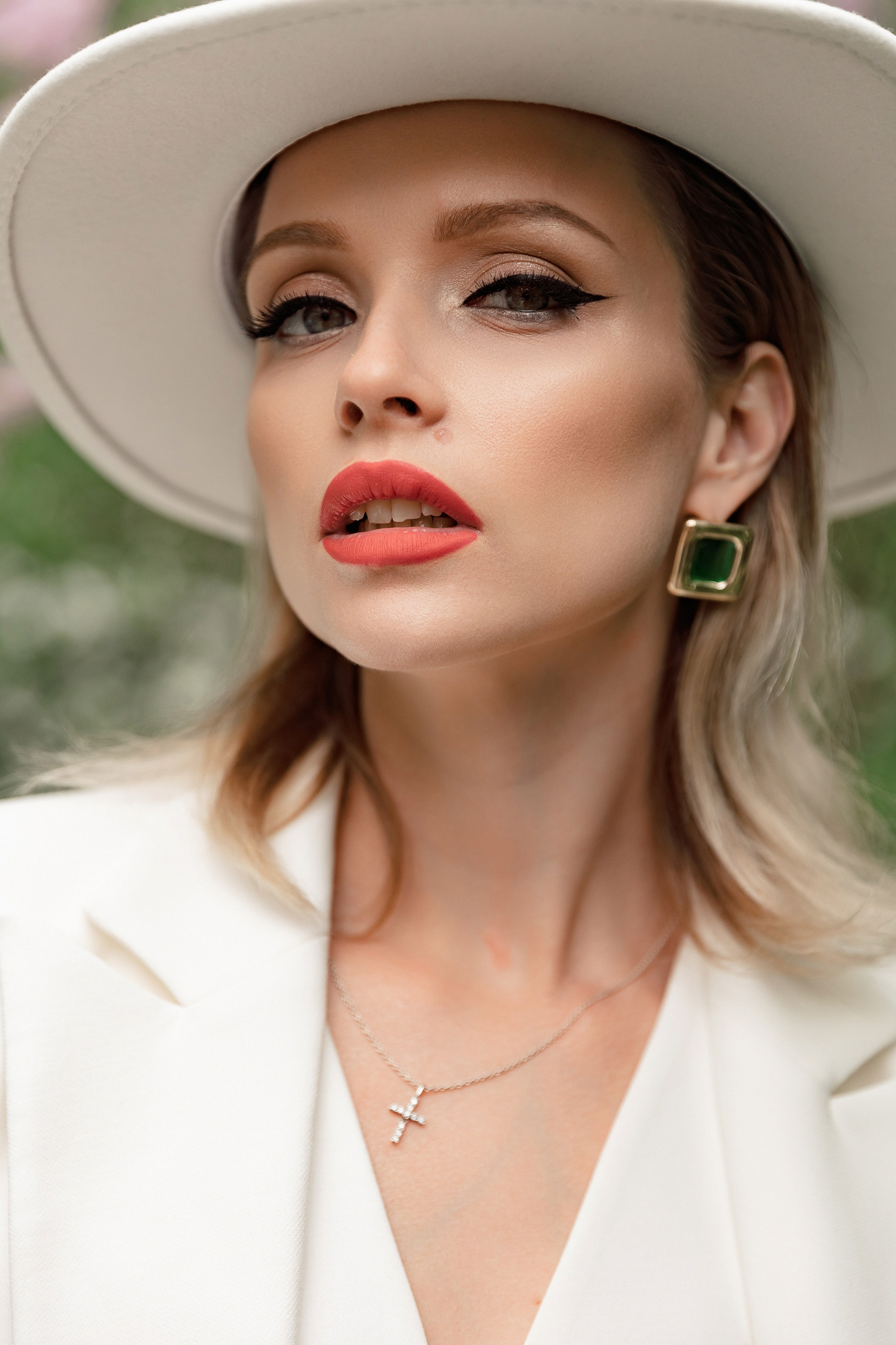 Портретная фотосессия Даши среди яблонь. Свадебный фотограф Москва