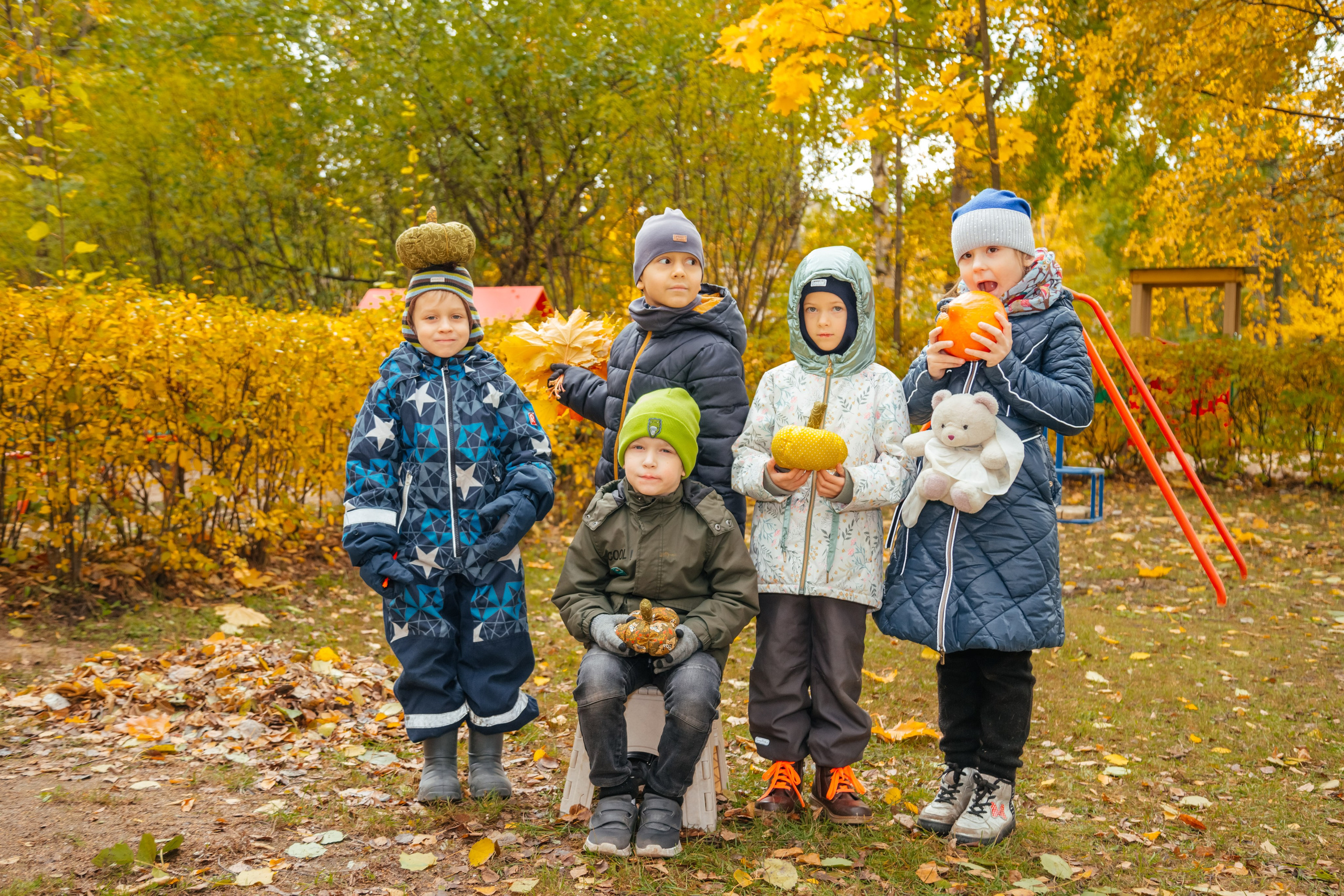 Осенняя прогулка в детском садике. Семейный фотограф Любовь Саркеева