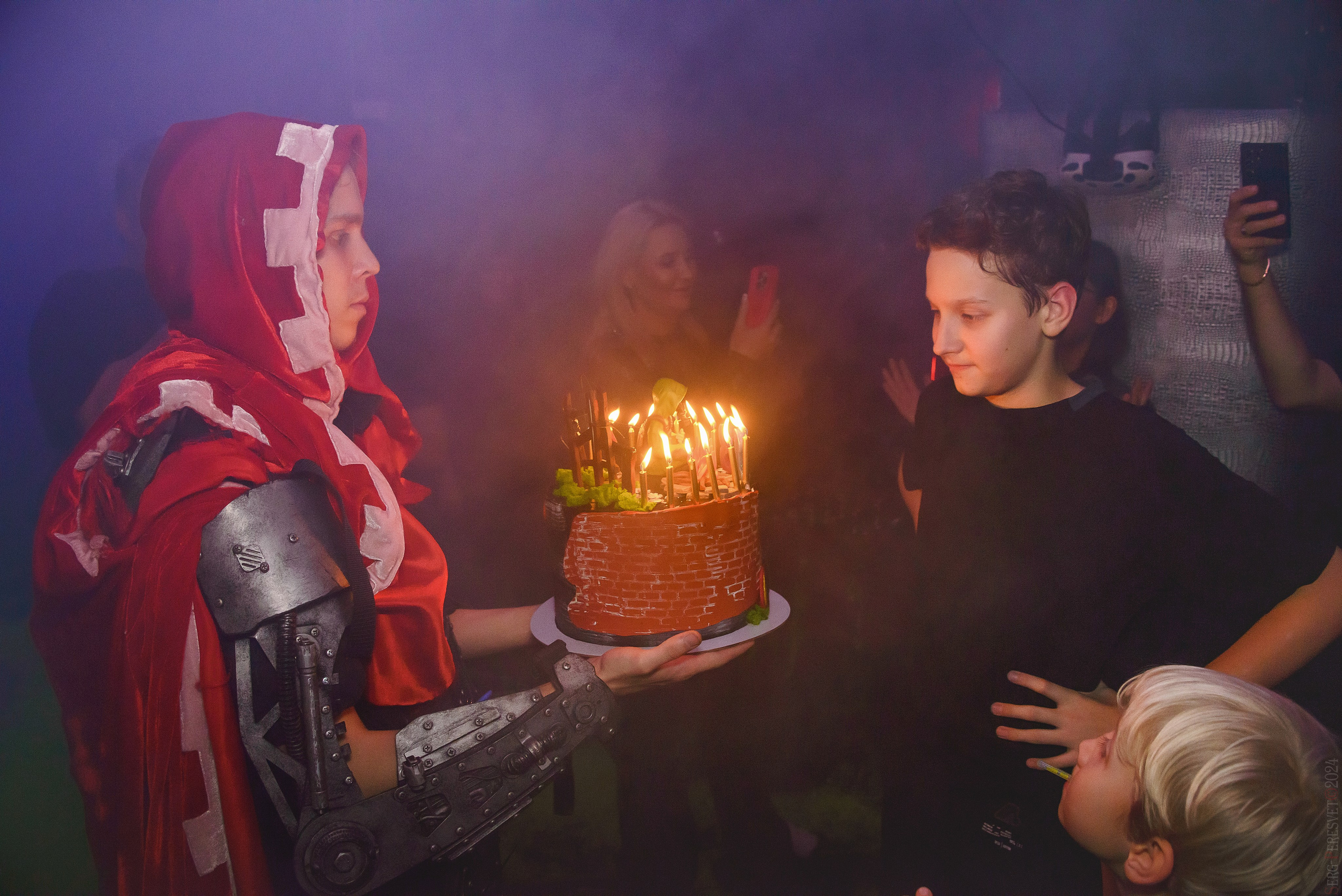 День рождения — шоу 2024-25: мафия, сахарная вата, бумажная дискотека, пиньята, зеркальный лабиринт. Ваш фотограф на праздник в Москве, Раменском, Жуковском, Люберцах