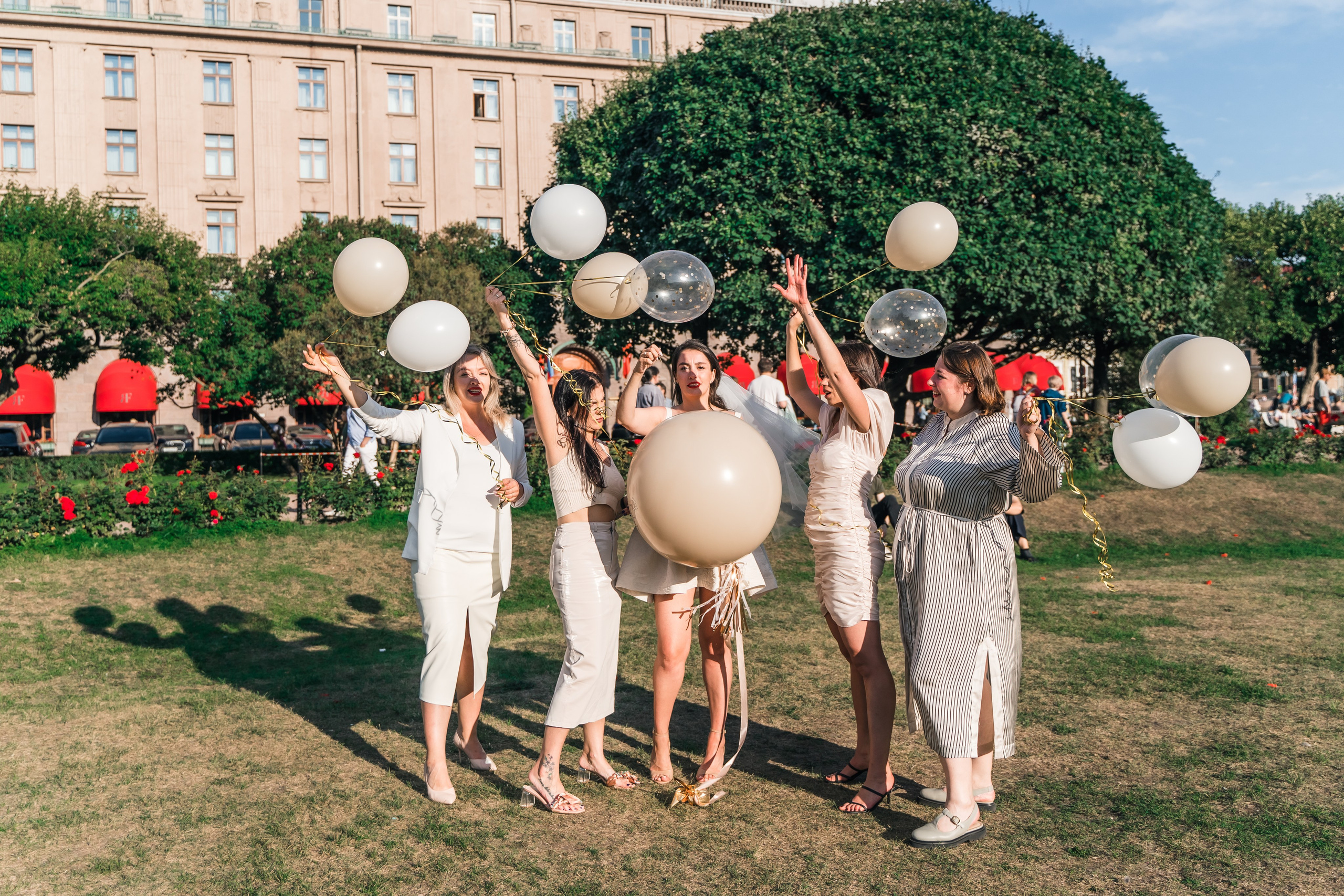 Фотосъемка девичника, встреча девушек, веселые женские портреты