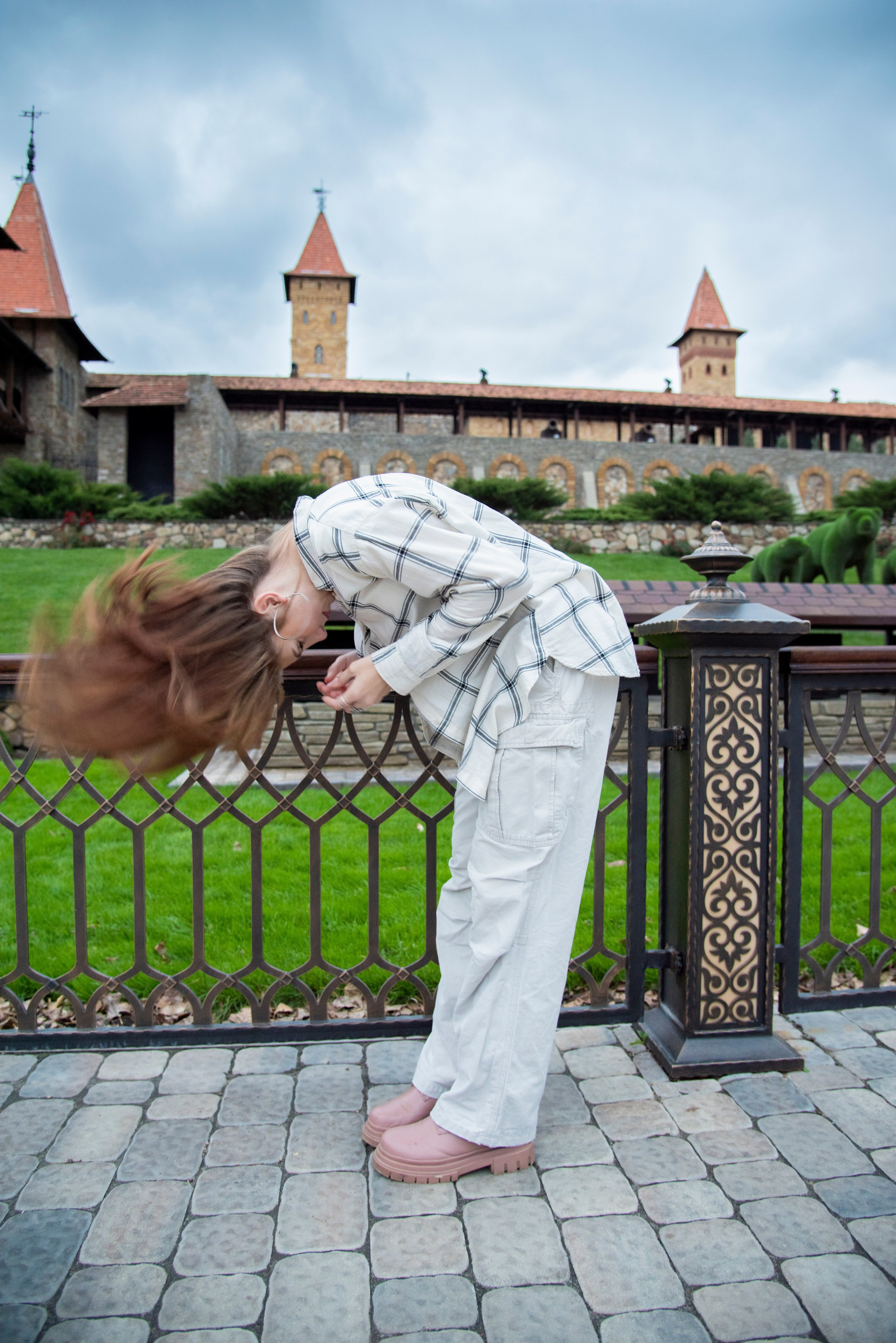 девушка распустила длинные волосы, рубашка. парк лога. осень