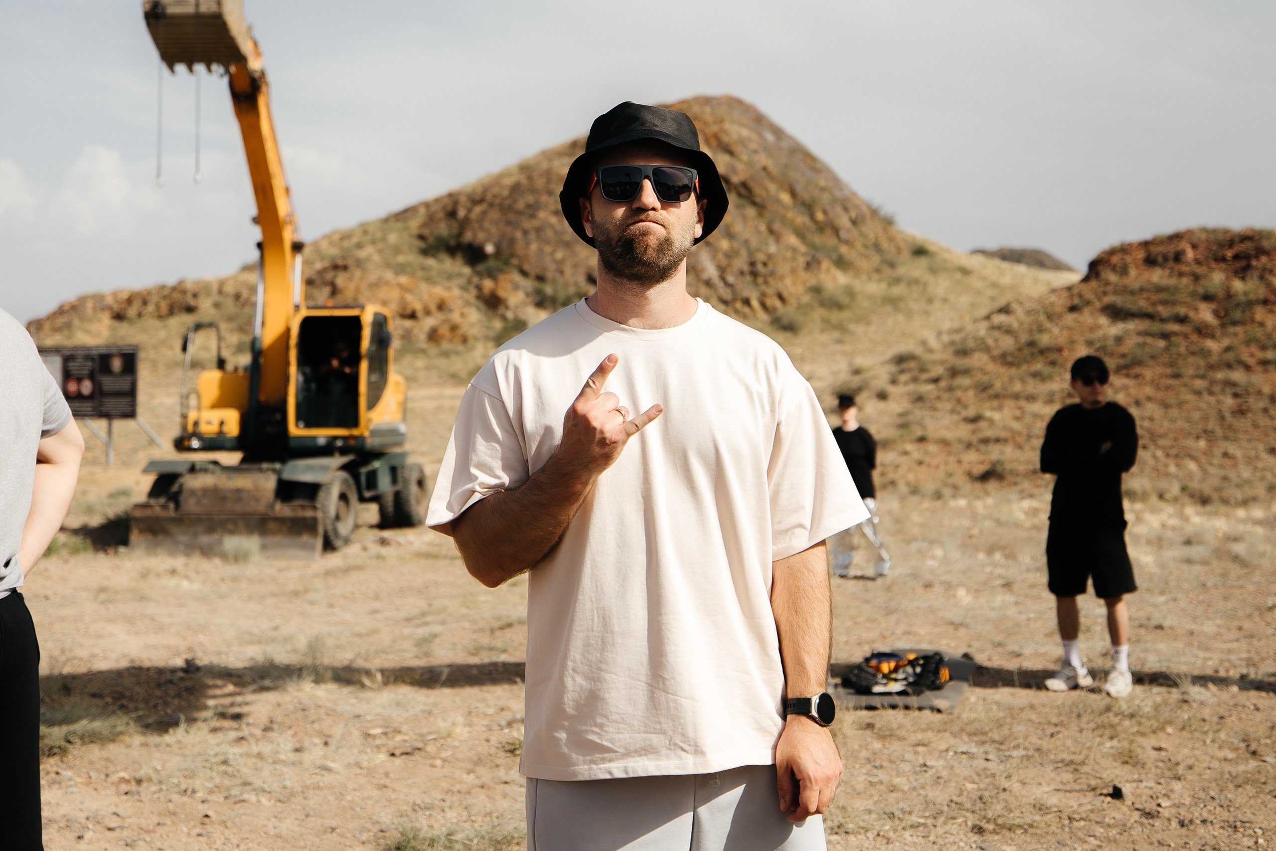 Здравствуйте! Я свадебный фотограф из Ульяновска, работаю в том числе по всей России и с выездом за границу. Снимаю свадьбы, lovestory, корпоративы, светский репортаж. Провожу обучение по фотографии, мастер-классы и воркшопы для других фотографов.