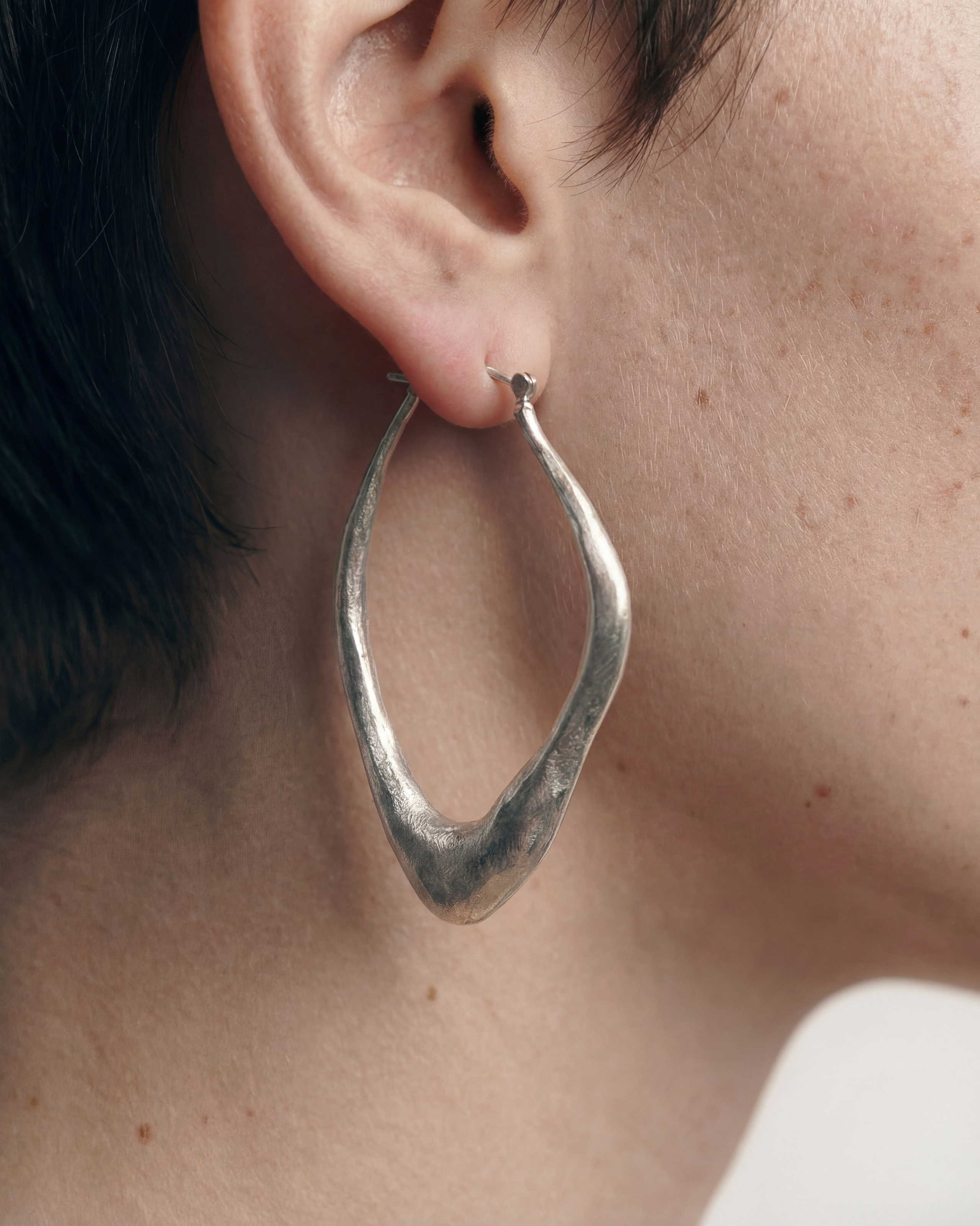 аксессуар бренда: серьга-кольцо в нейрофотосъёмке