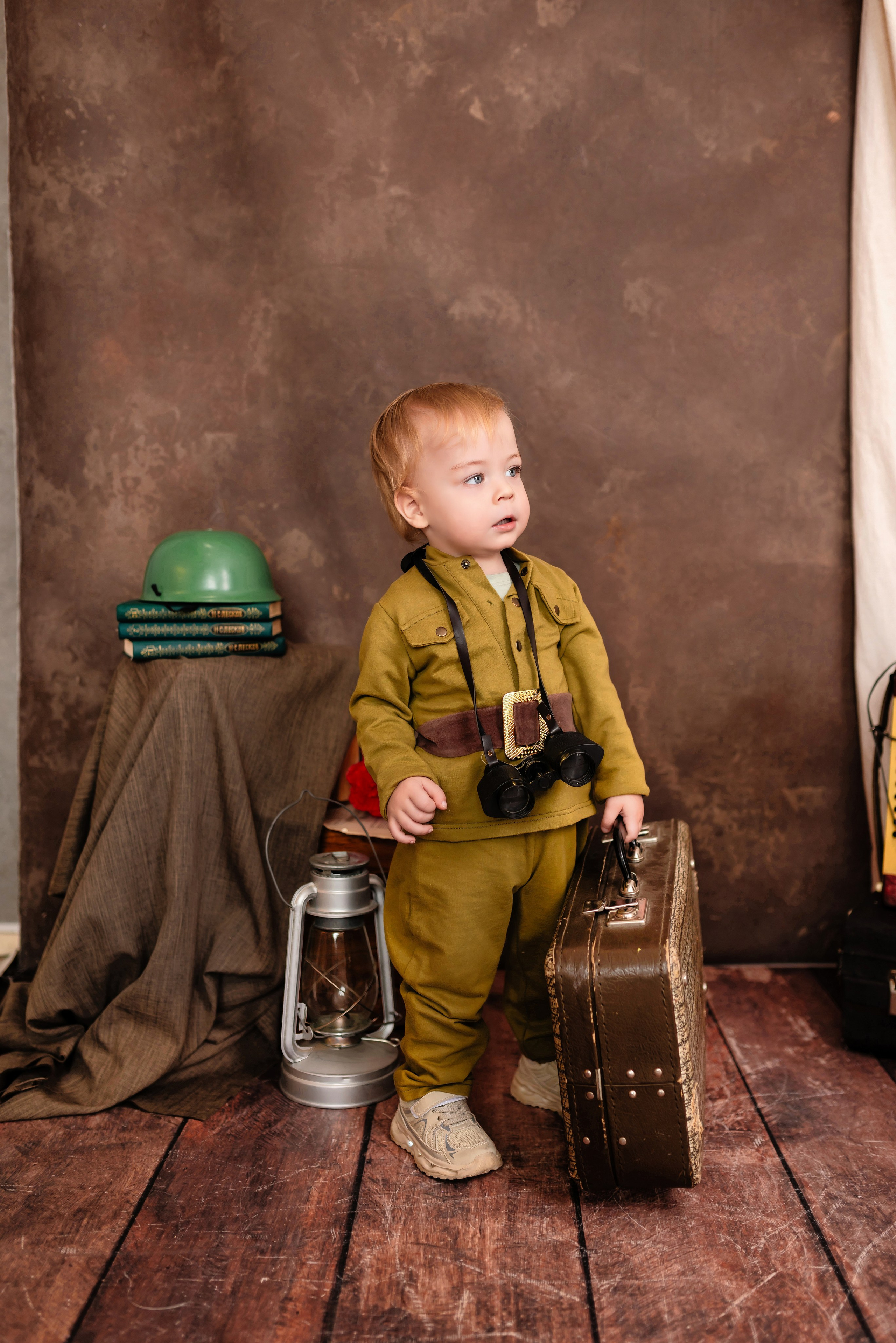 Детская фотосессия для малышей к 9 мая в Иркутске в костюмах в военной форме