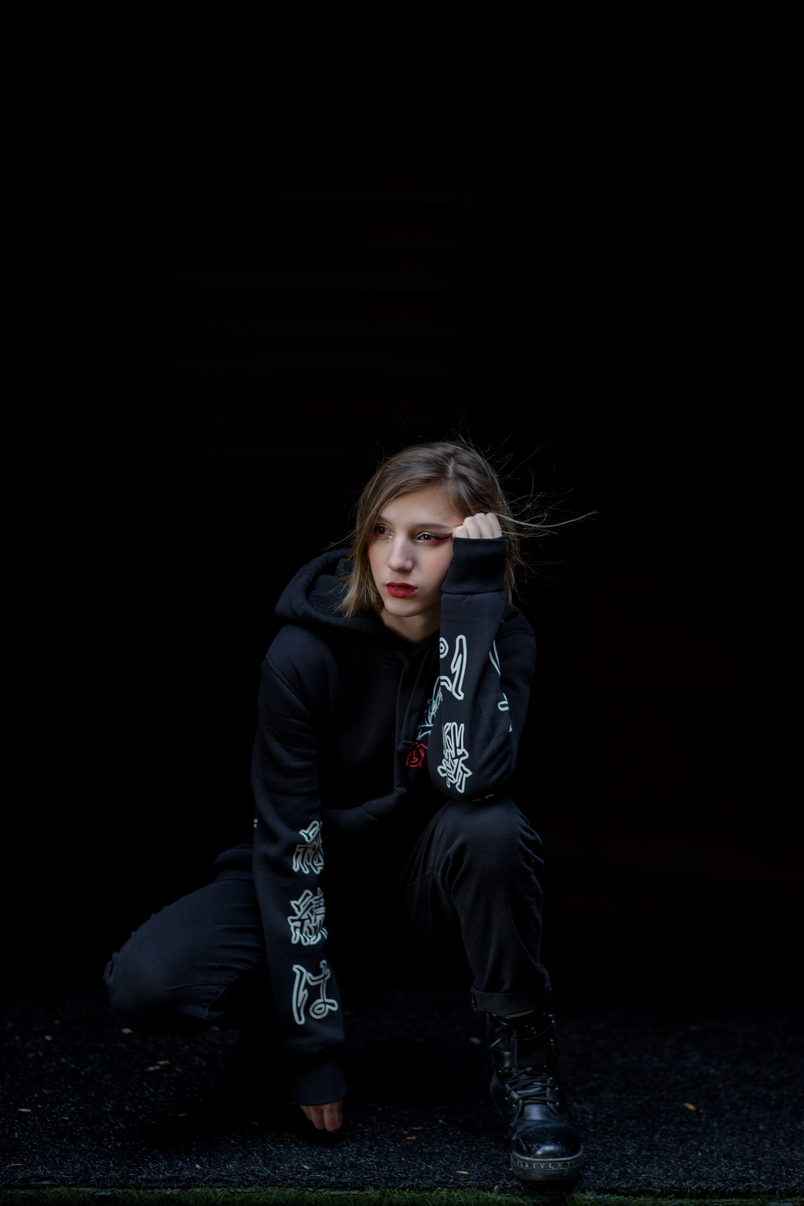 Фотосессия на 18тилетие на территории Красного октября в черной толстовке