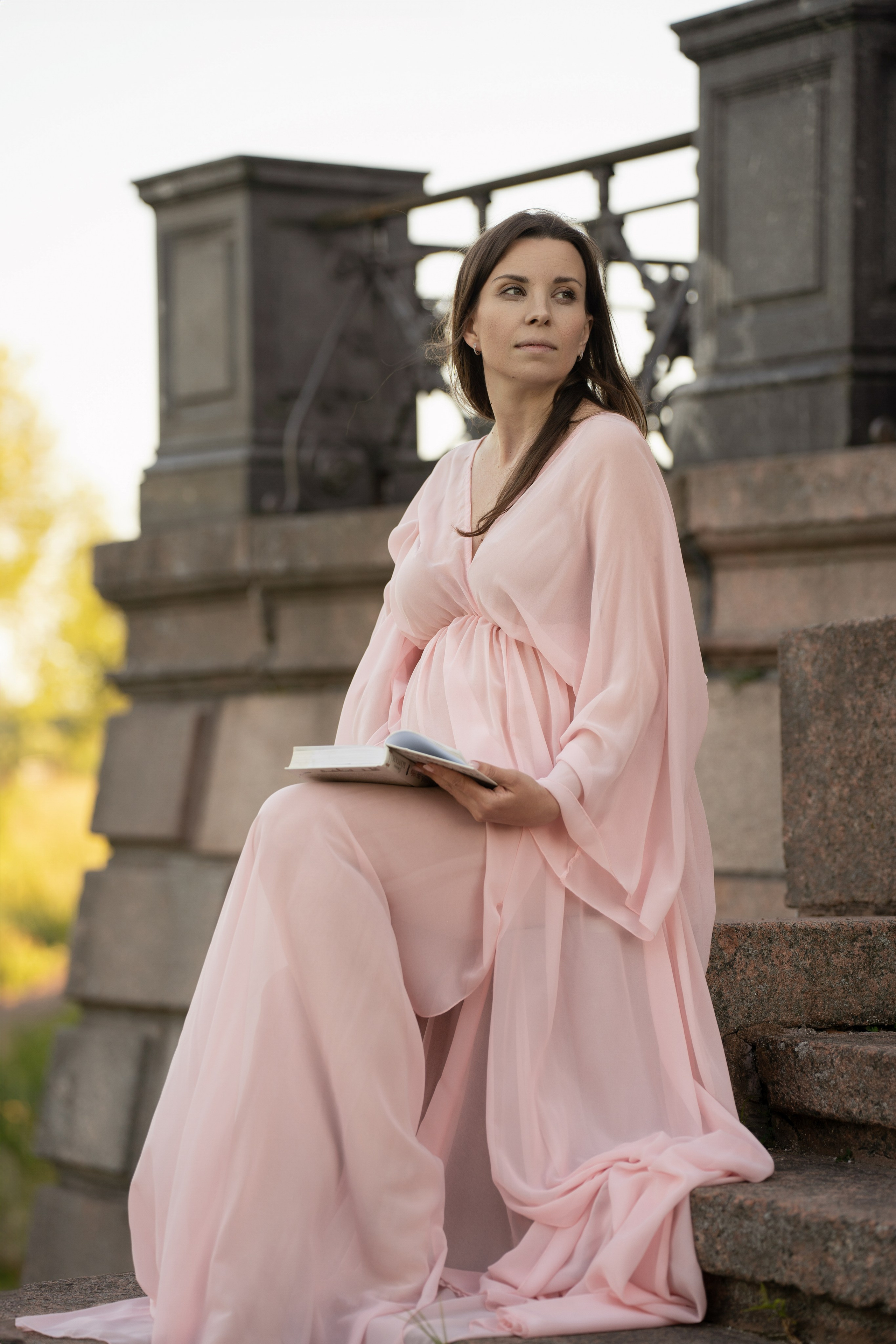 Фотосессия беременности у старинного особняка