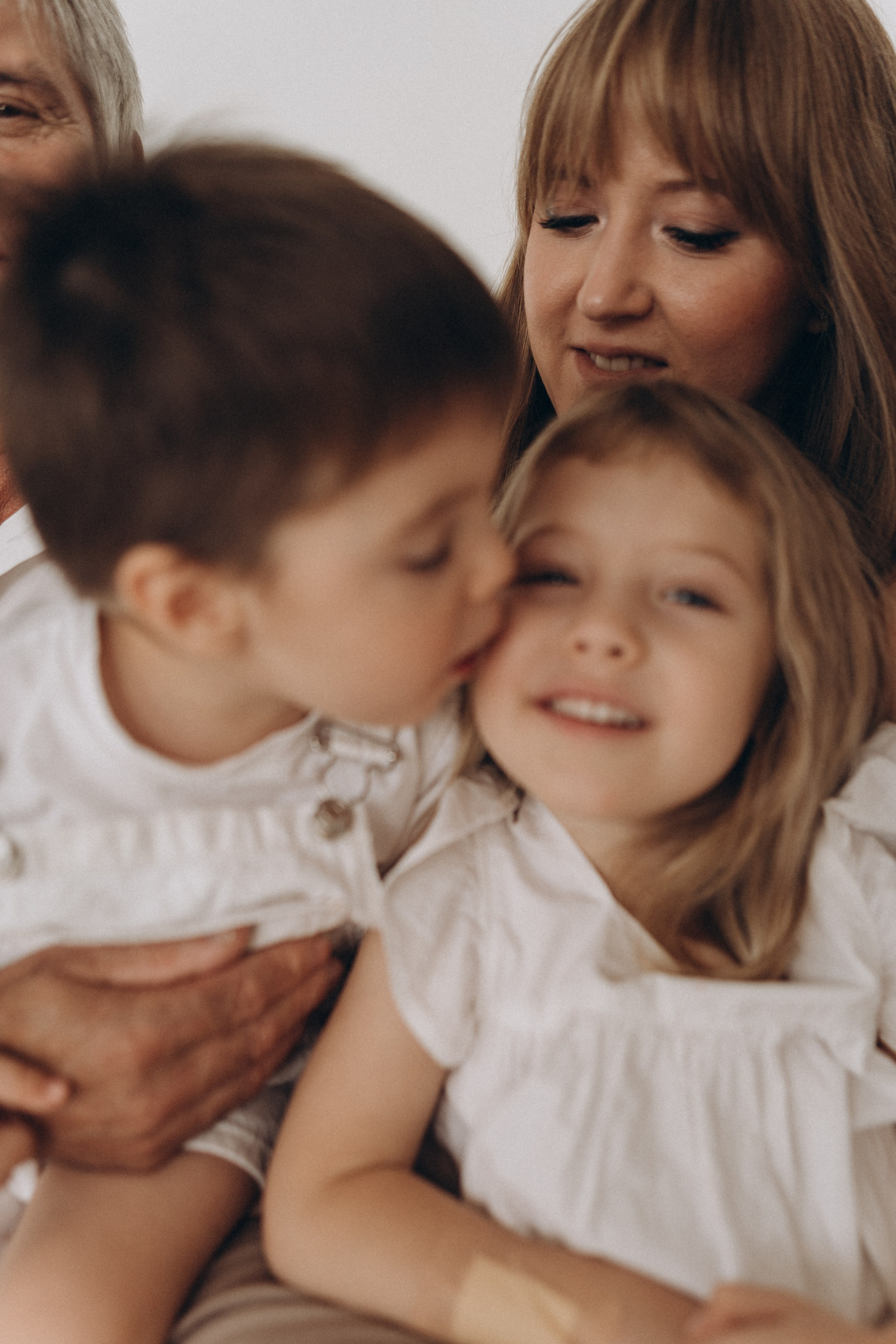 Лиам, Мила, Диана и родители. Семейный и домашний фотограф в Уфе Ирина Гарасюта