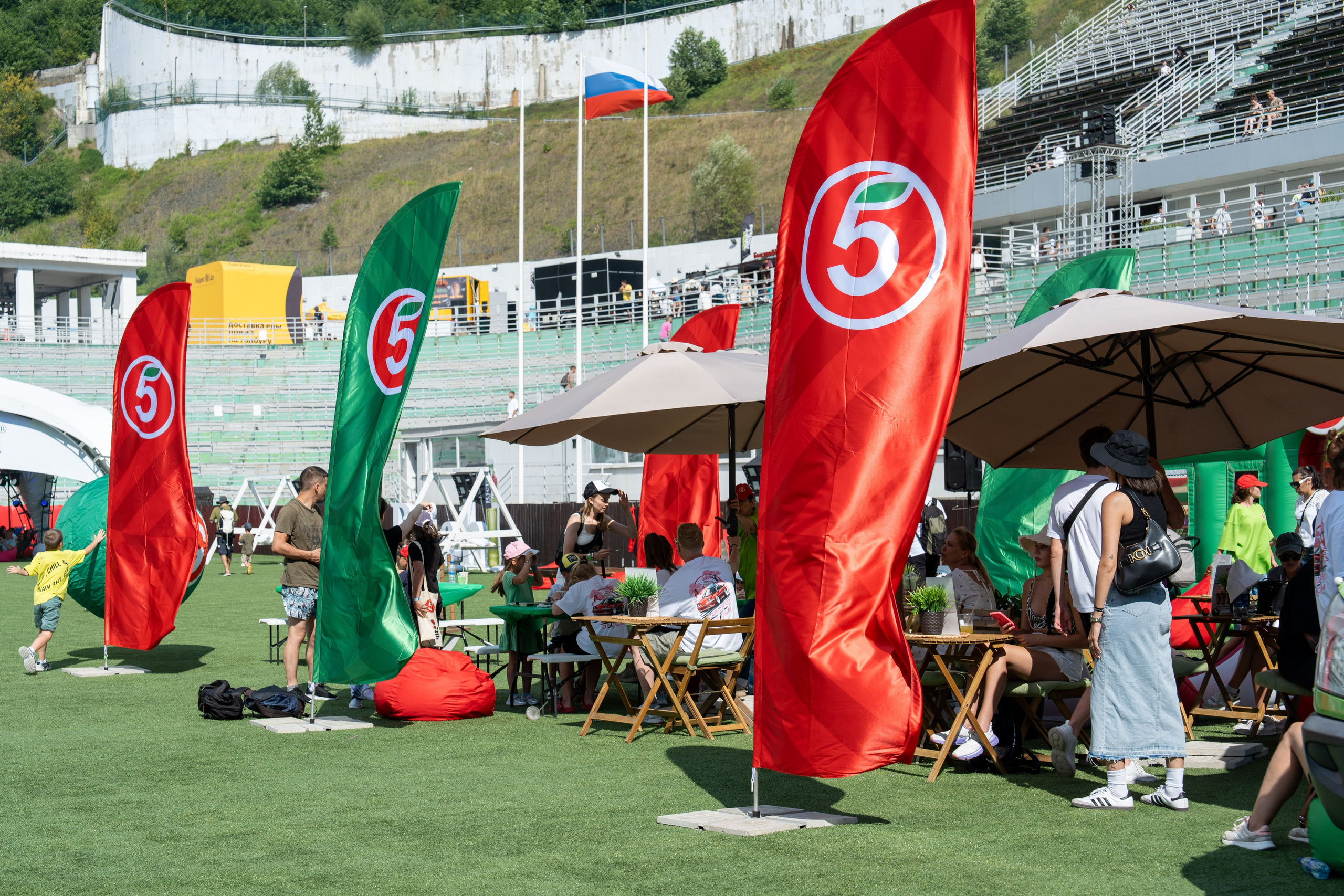 Фотоотчет партнеской интеграции для сети «Пятерочка» на фестивале «Grounded». Репортажный фотограф в Красной Поляне и Сочи Павлюченко Екатерина