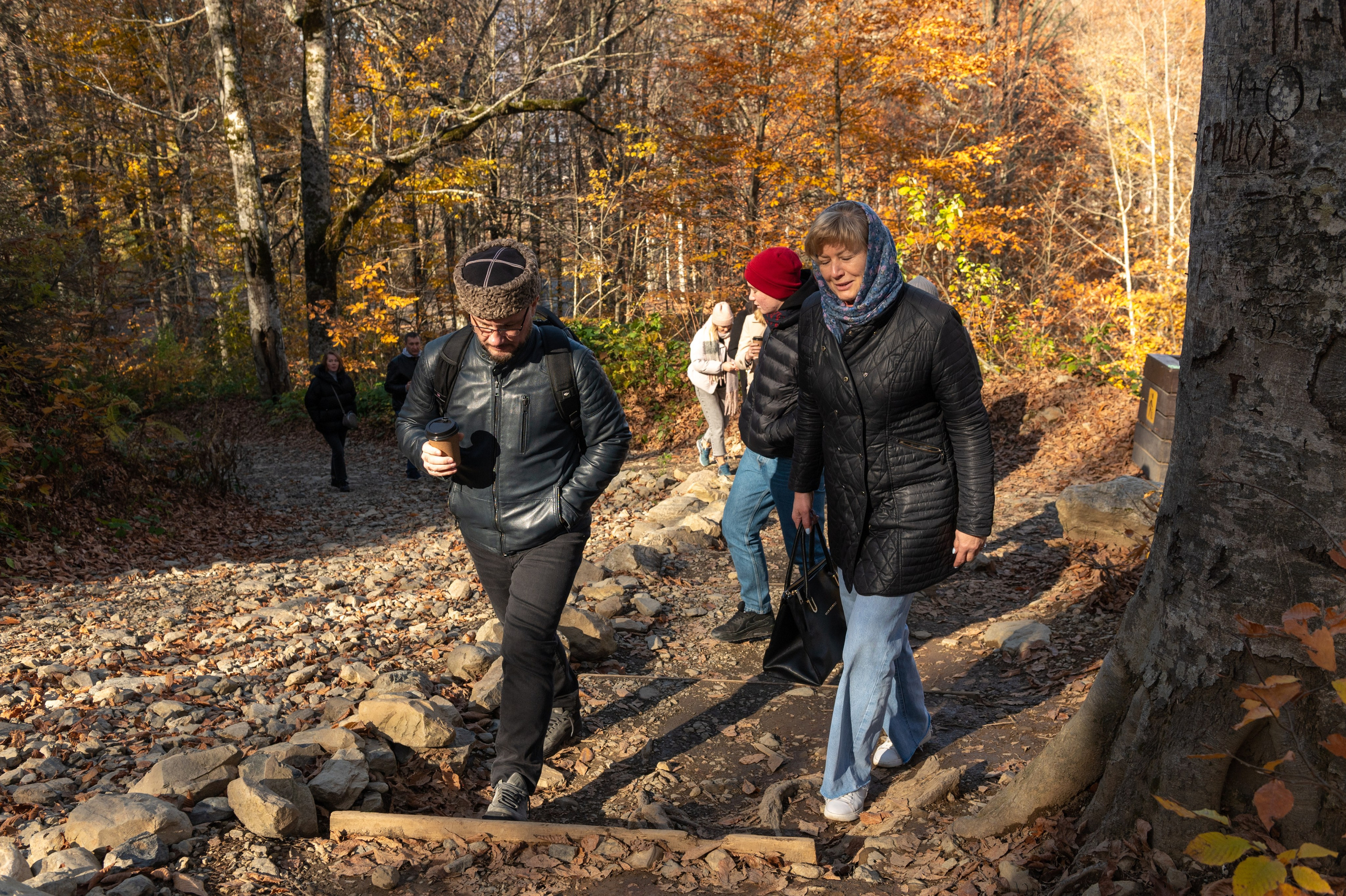 Mice мероприятие — прогулка на водопад Поликаря на курорте Красная Поляна. Репортажный фотограф в Красной Поляне и Сочи Павлюченко Екатерина