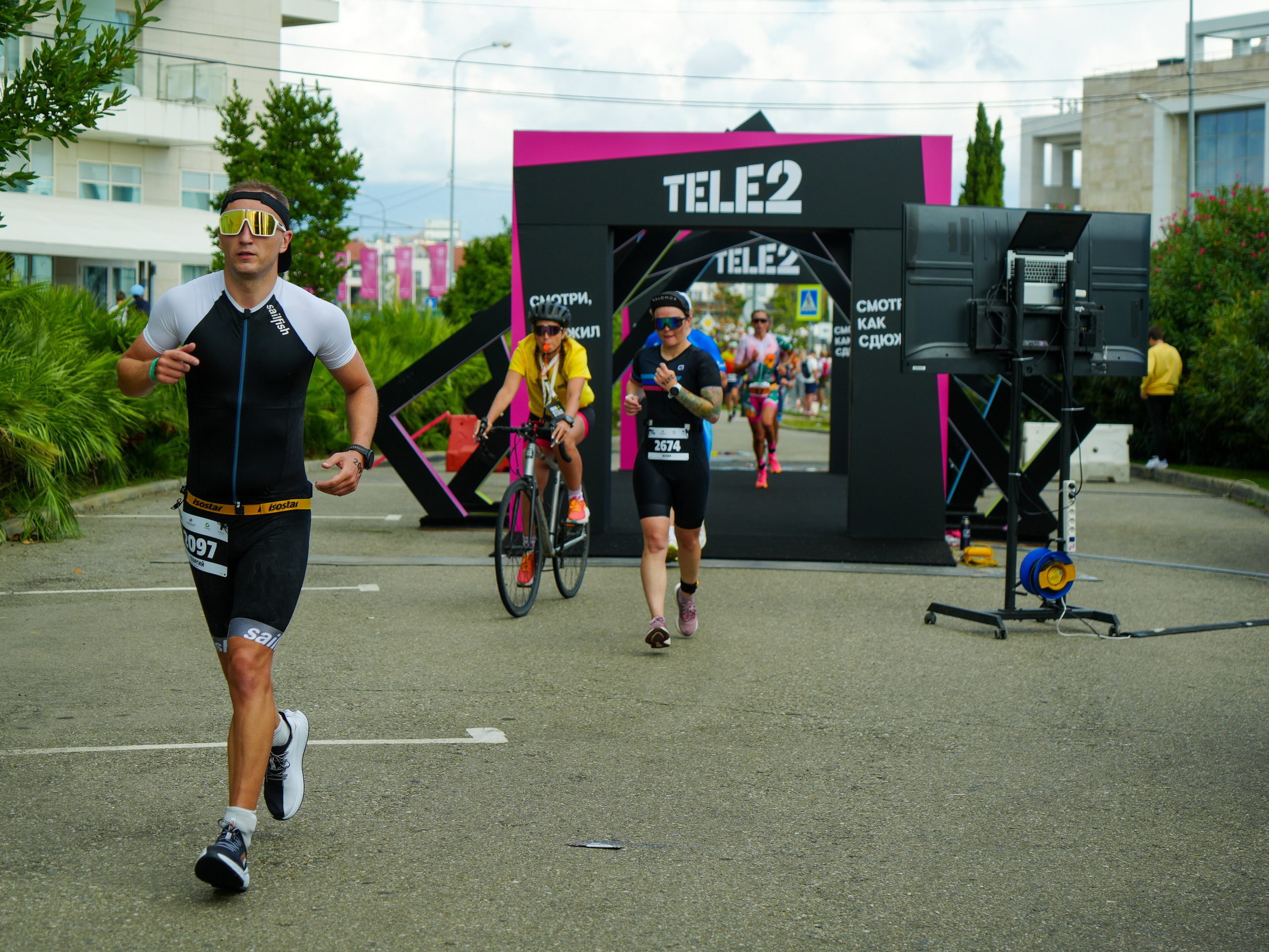 Фотоотчет партнерской интеграции для компании TELE2 на фестивале Ironstar. Репортажный фотограф в Красной Поляне и Сочи Павлюченко Екатерина