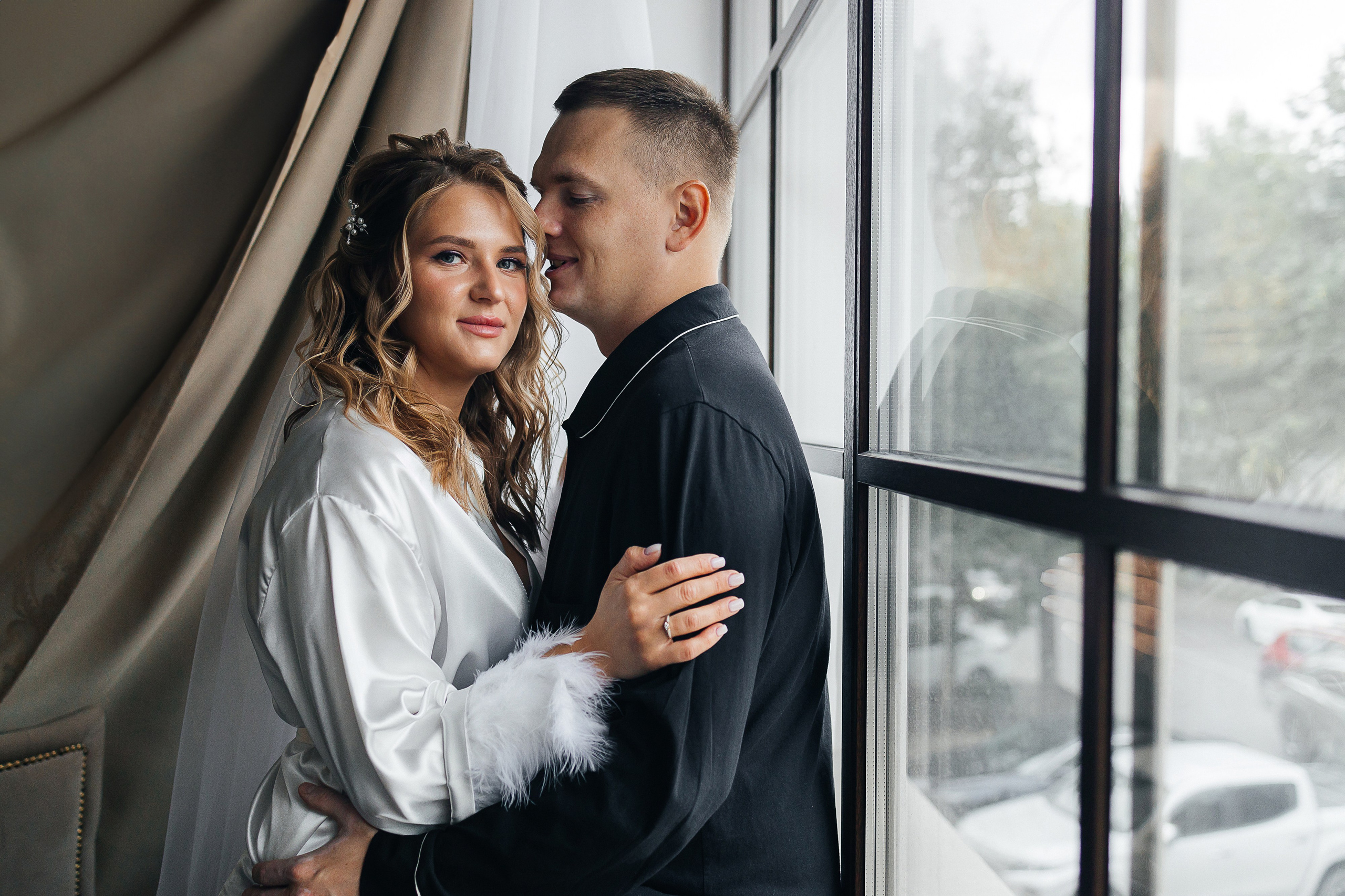 Трогательная выездная церемония в уютном дворике отеля. Олег Сверчков | Свадебный фотограф Вологда