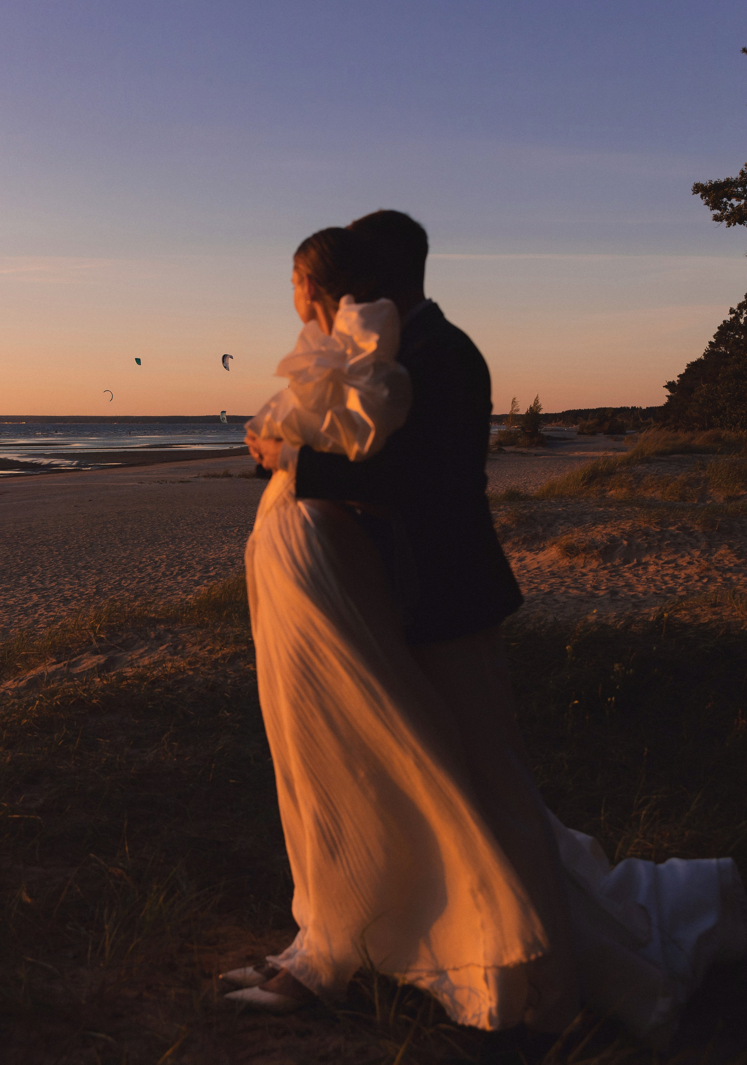 В ЛУЧАХ ЗАКАТА НА БЕРЕГУ МОРСКОМ