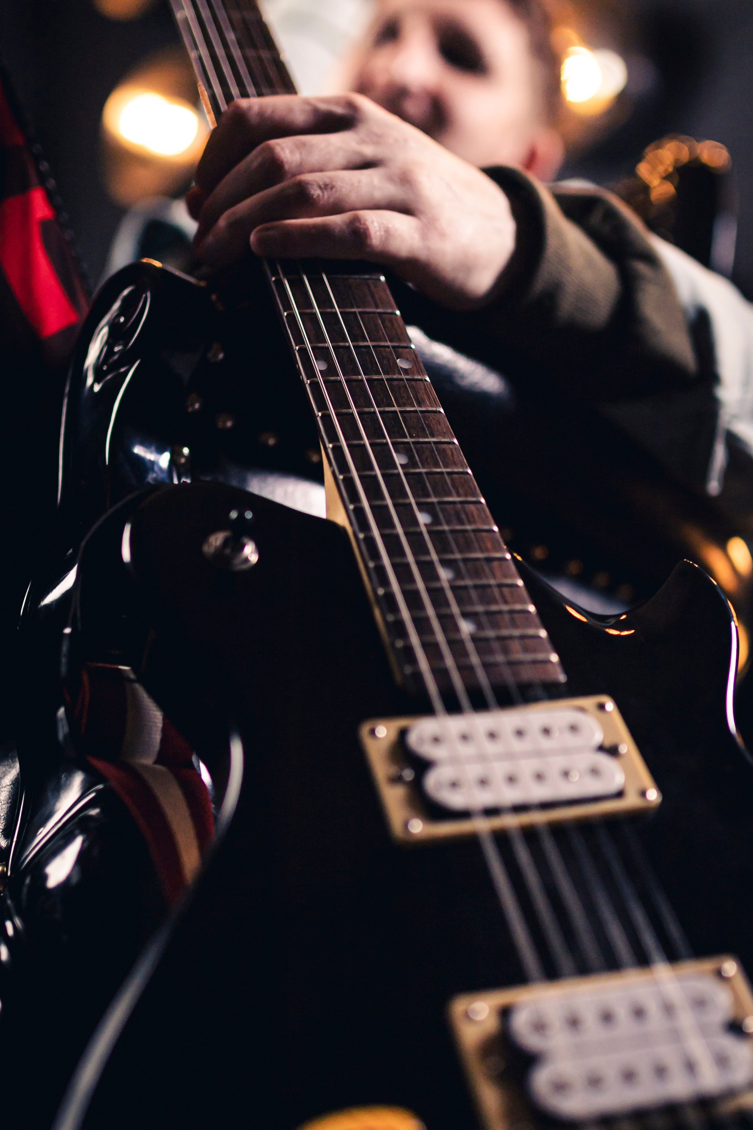 парень держит гитару 