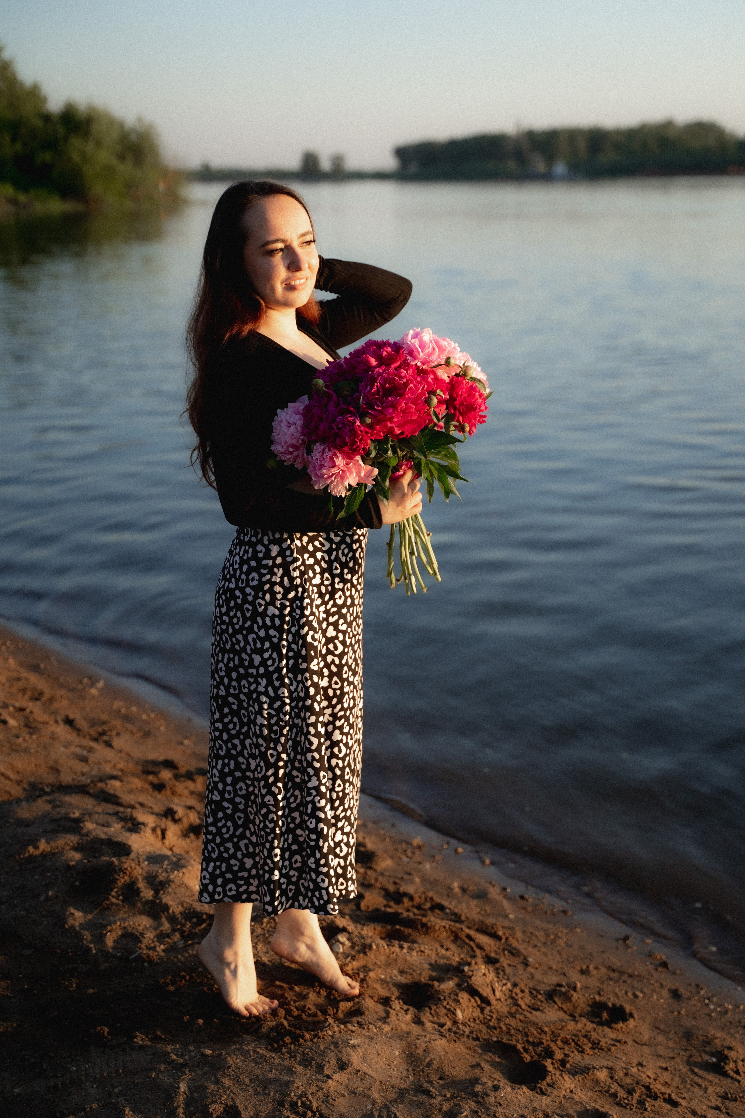 Девушки на берегу