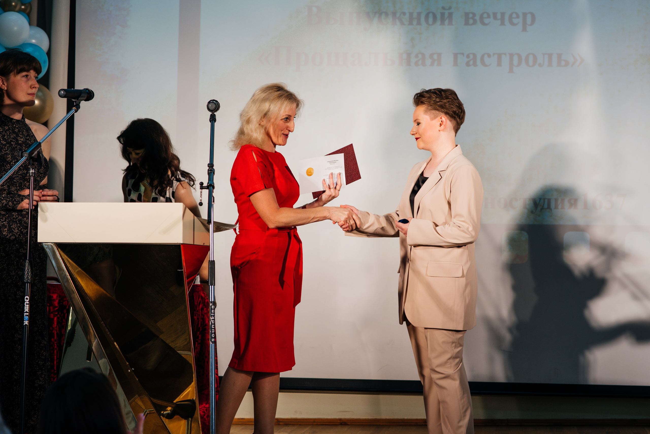 Вручение аттестатов. Выпускные альбомы в Подольске Москве и МО