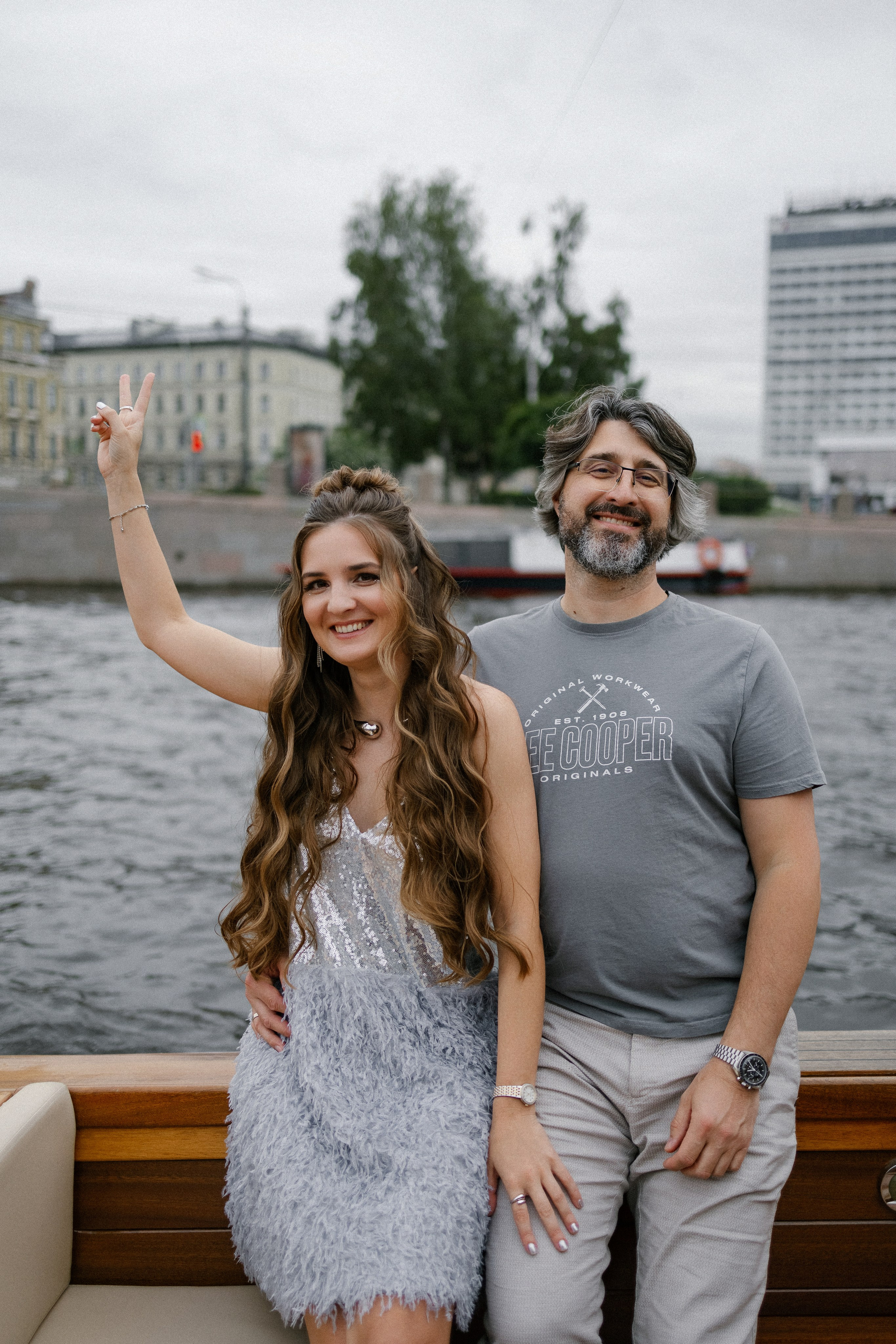 Прогулка на венецианском катере. Свадебный фотограф в Санкт-Петербурге Ксения Кобышева