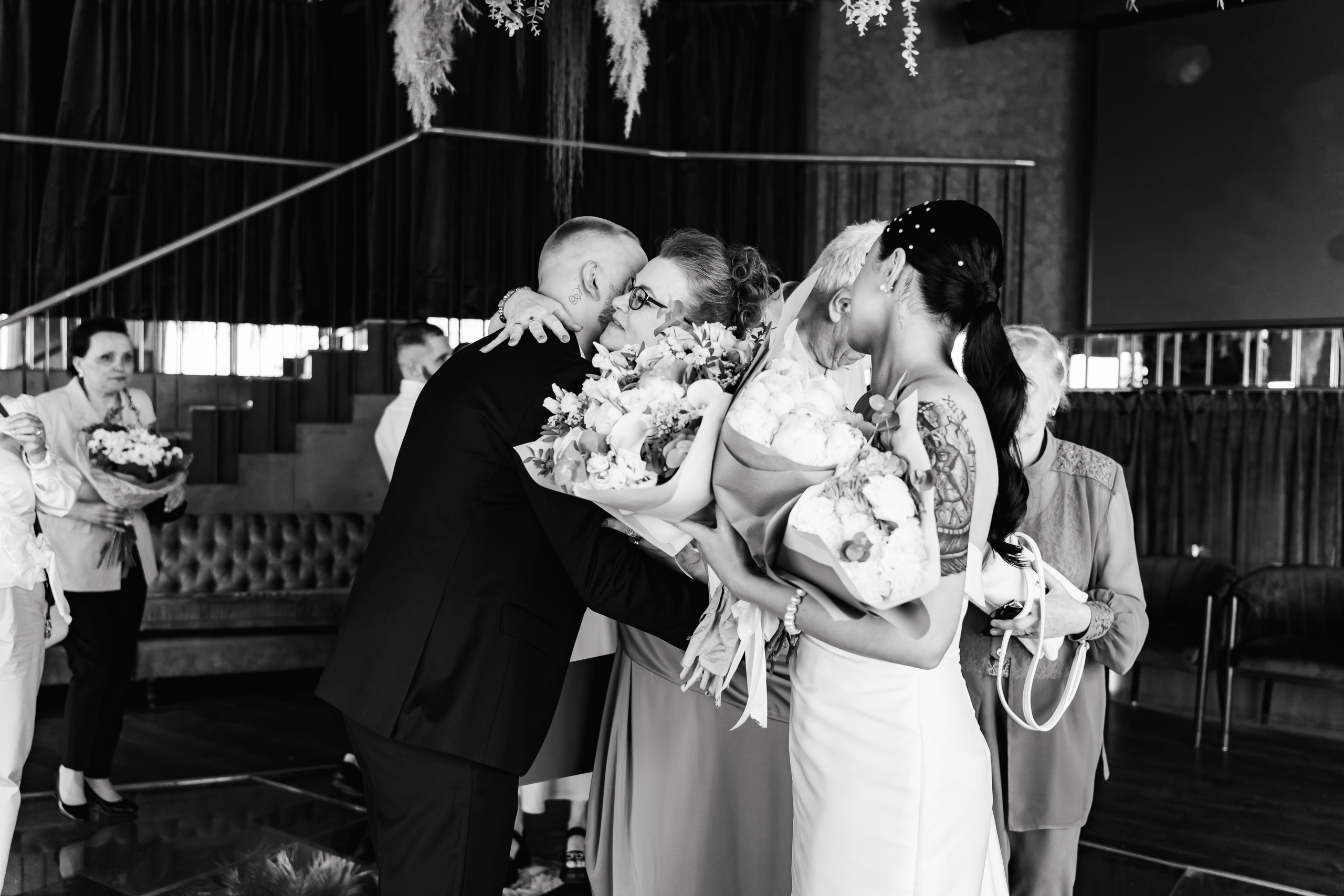 Родственники поздравляют молодоженов. Фотосессия Москва