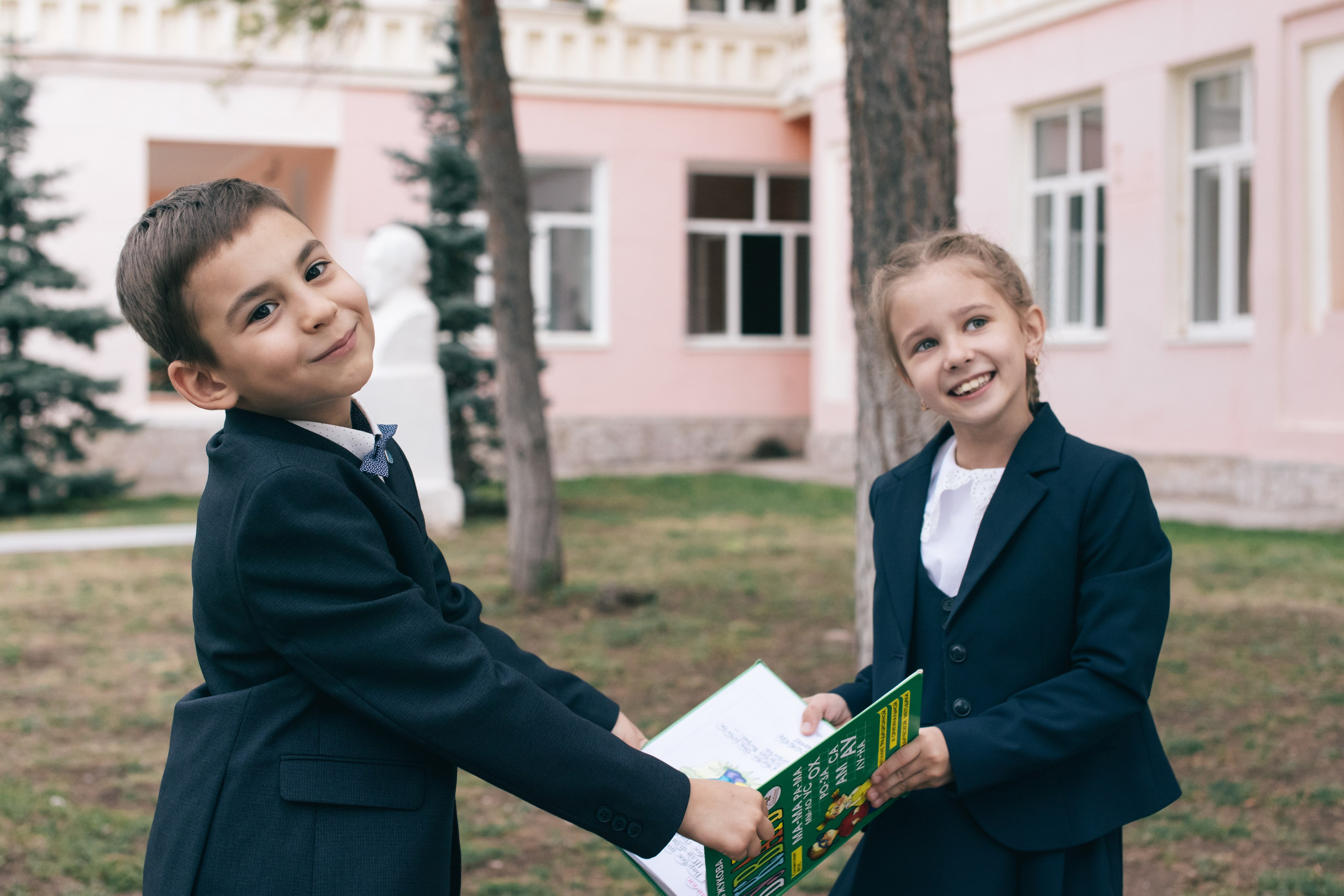 Рома и Белла идут в школу. Фотограф в Оренбурге. Профессиональный фотограф