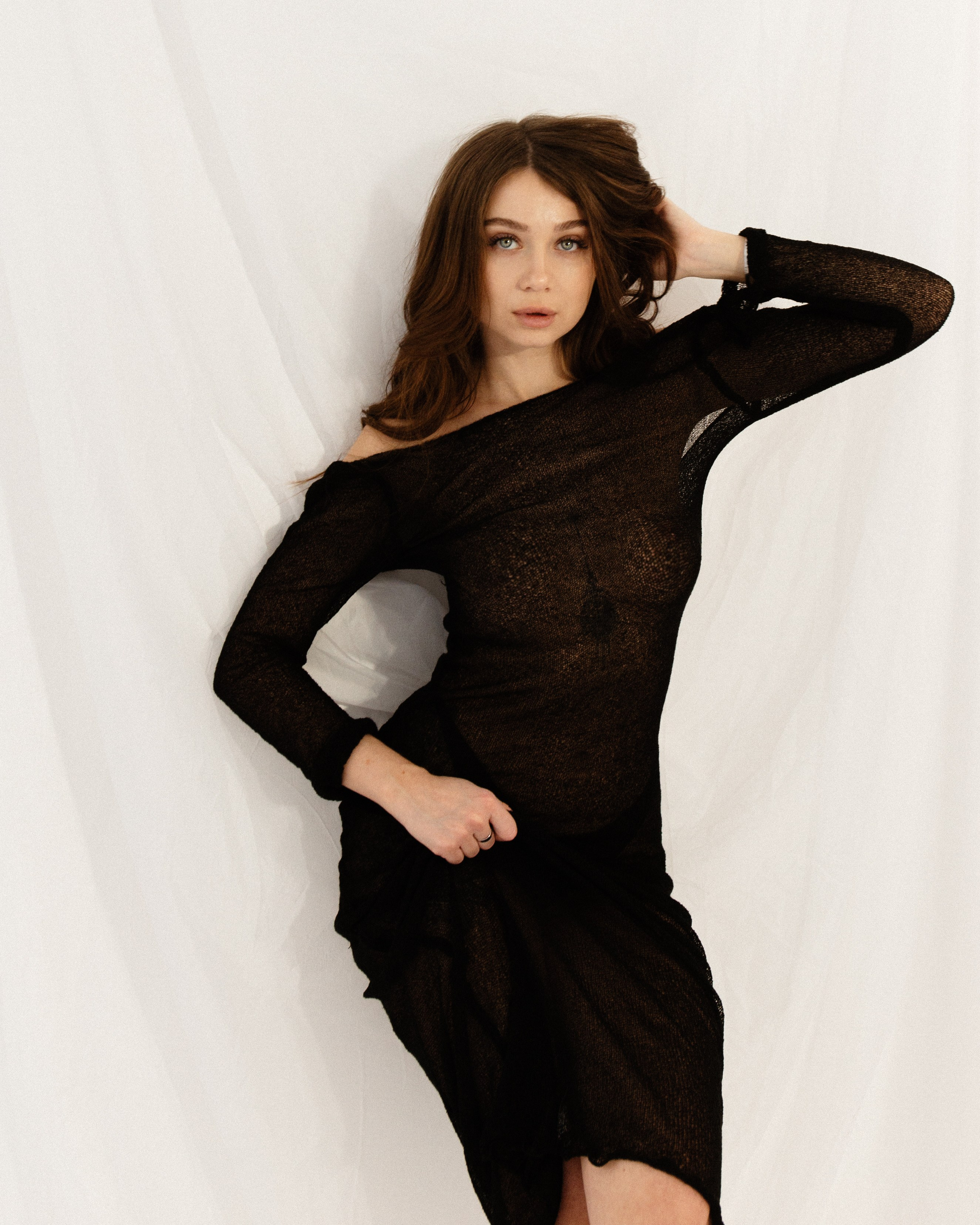 Женский портрет в студии, мягкий свет, естественный макияж, глубокий взгляд, локация с тканями, воздушная светлая локация, фотосессия Новосибирск, женская фотосессия в Новосибирске, женский фотограф, фотосессия в студии, красивая девушка