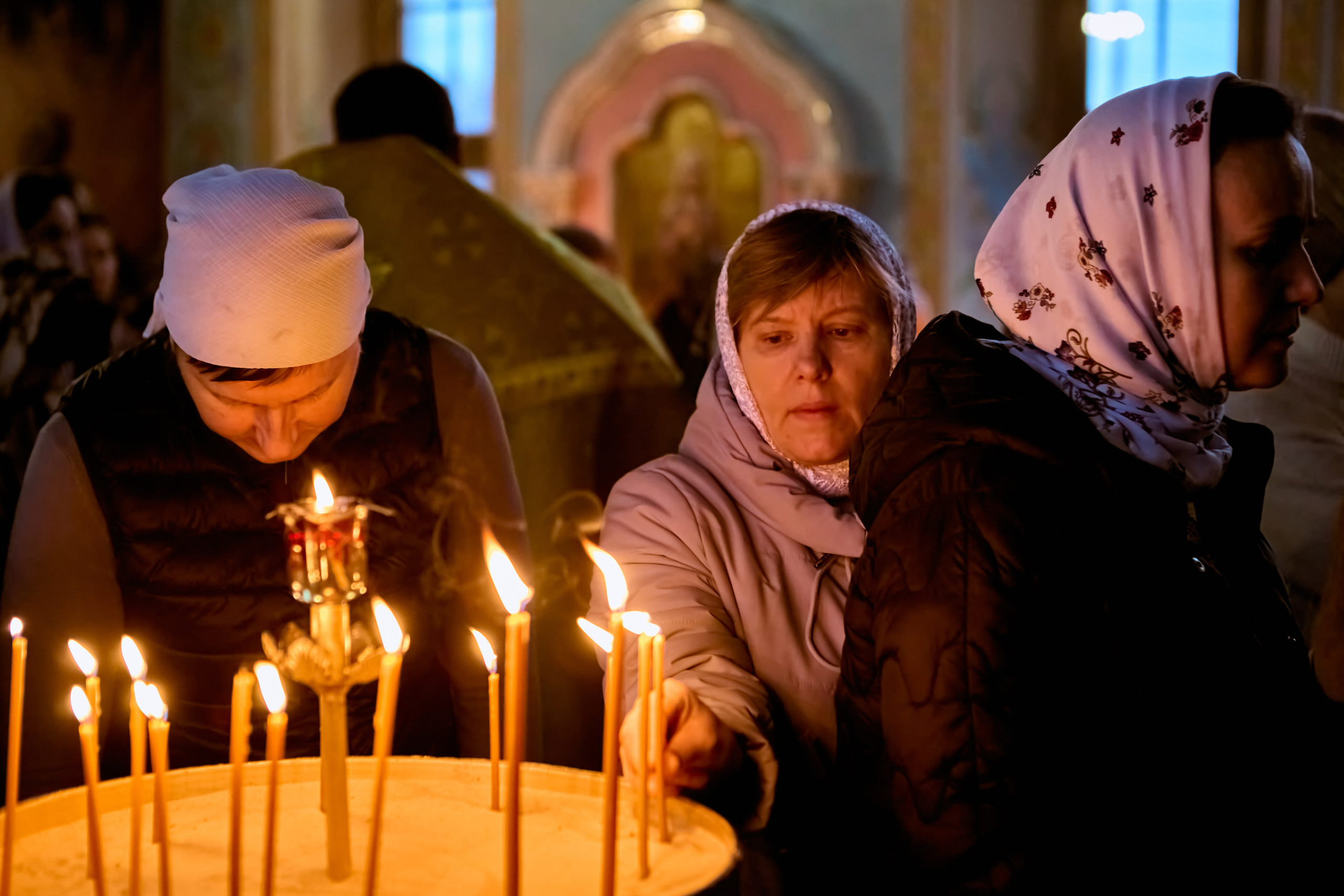 У подсвечника в Храме Преподобного Серафима Саровского