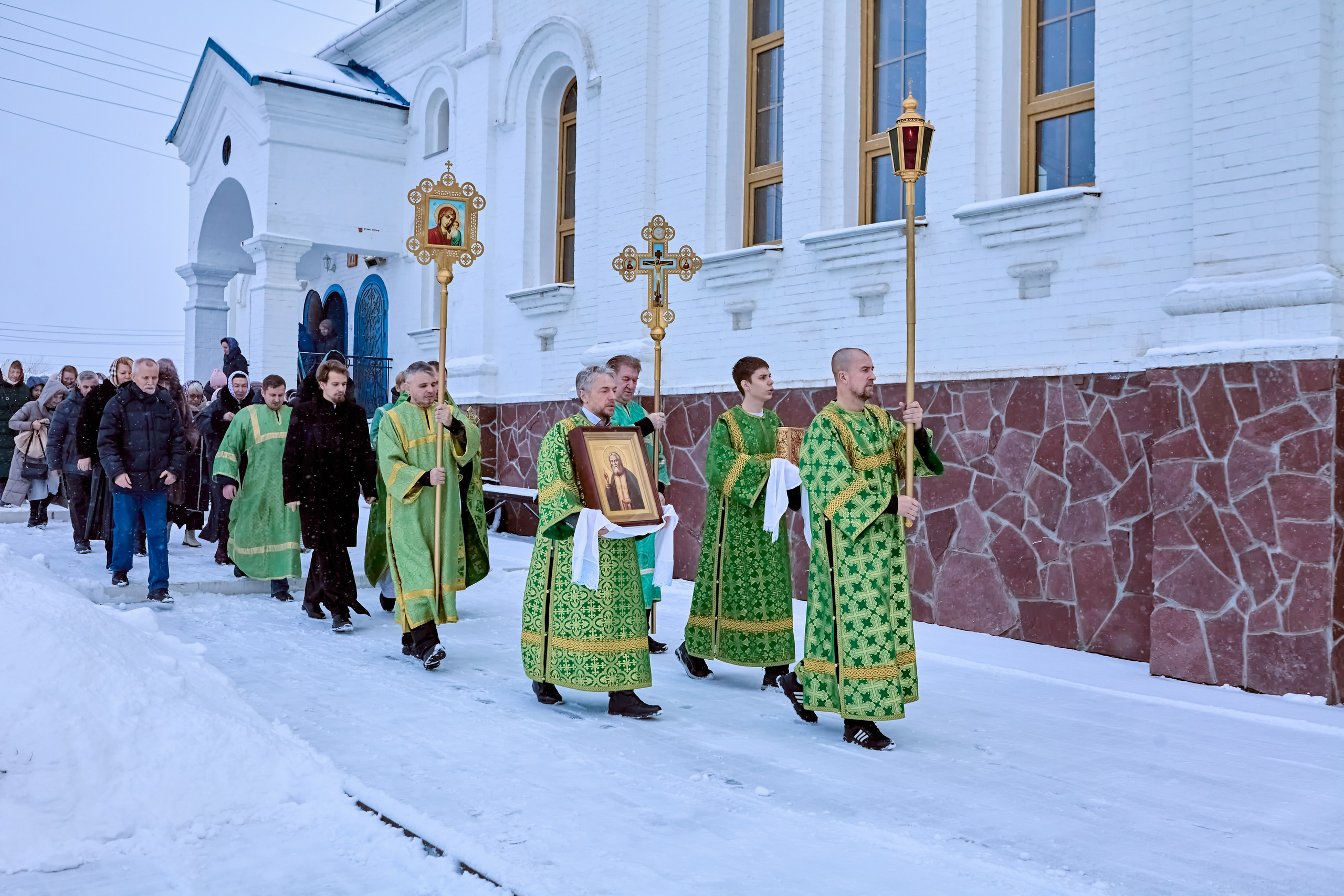 Алтарники шествуют в крестном ходе с фонарем и запрестольными иконой  Богородицы и Крестом