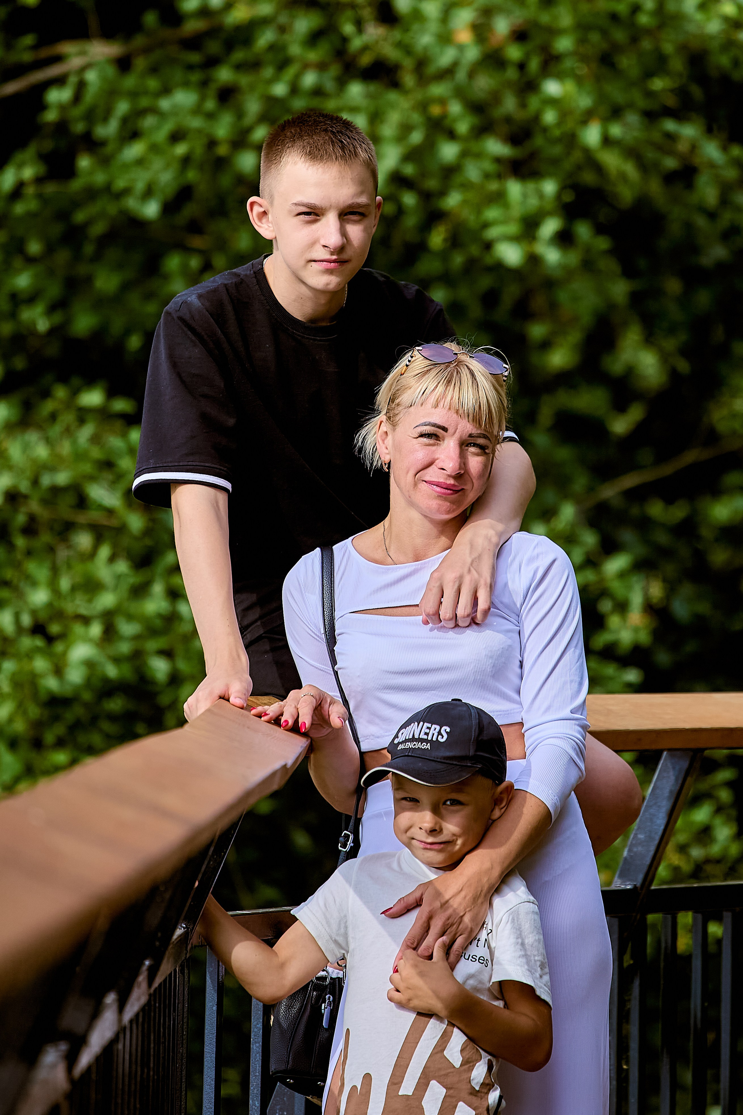 Семейная прогулка летом на озере