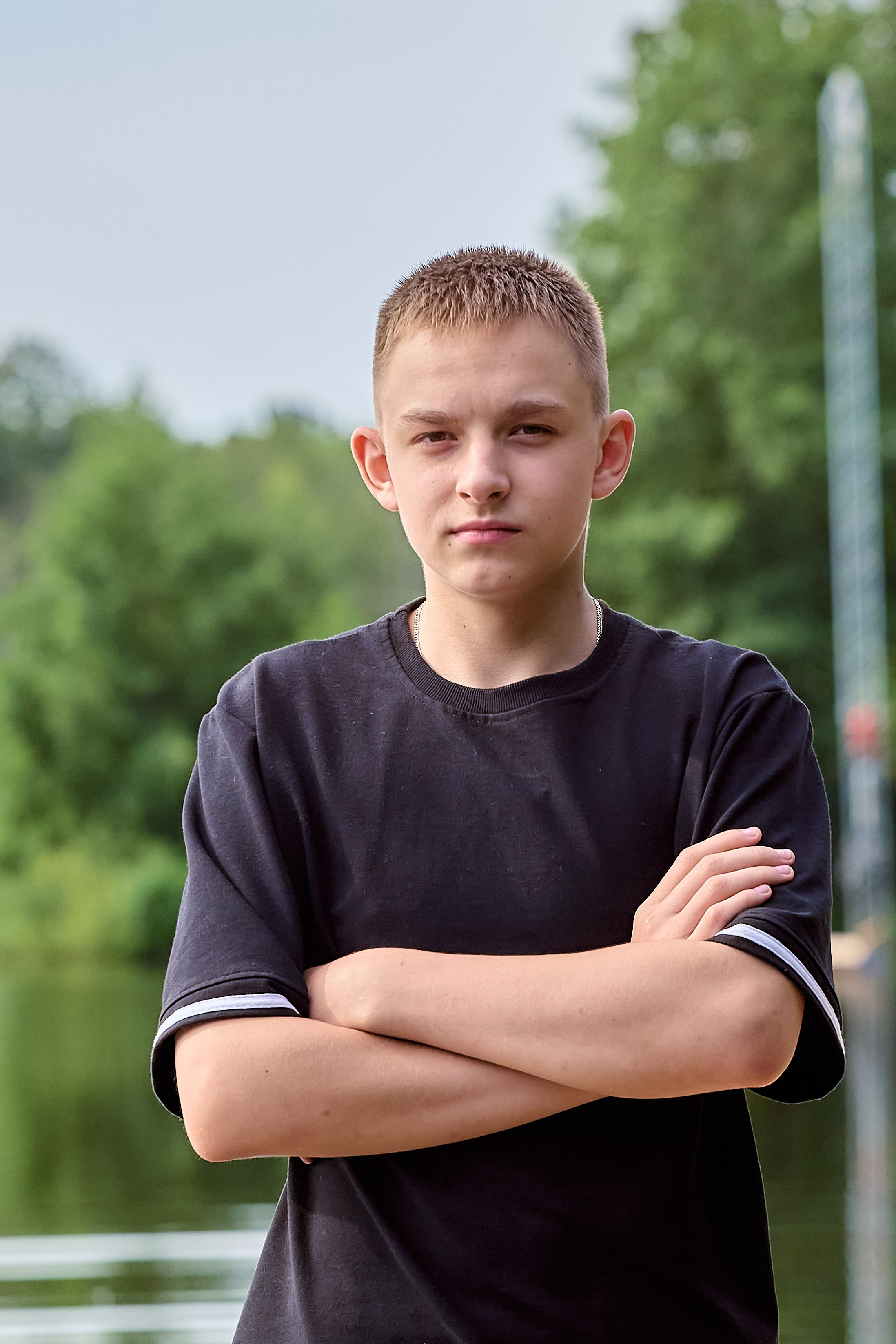 Семейная прогулка летом на озере