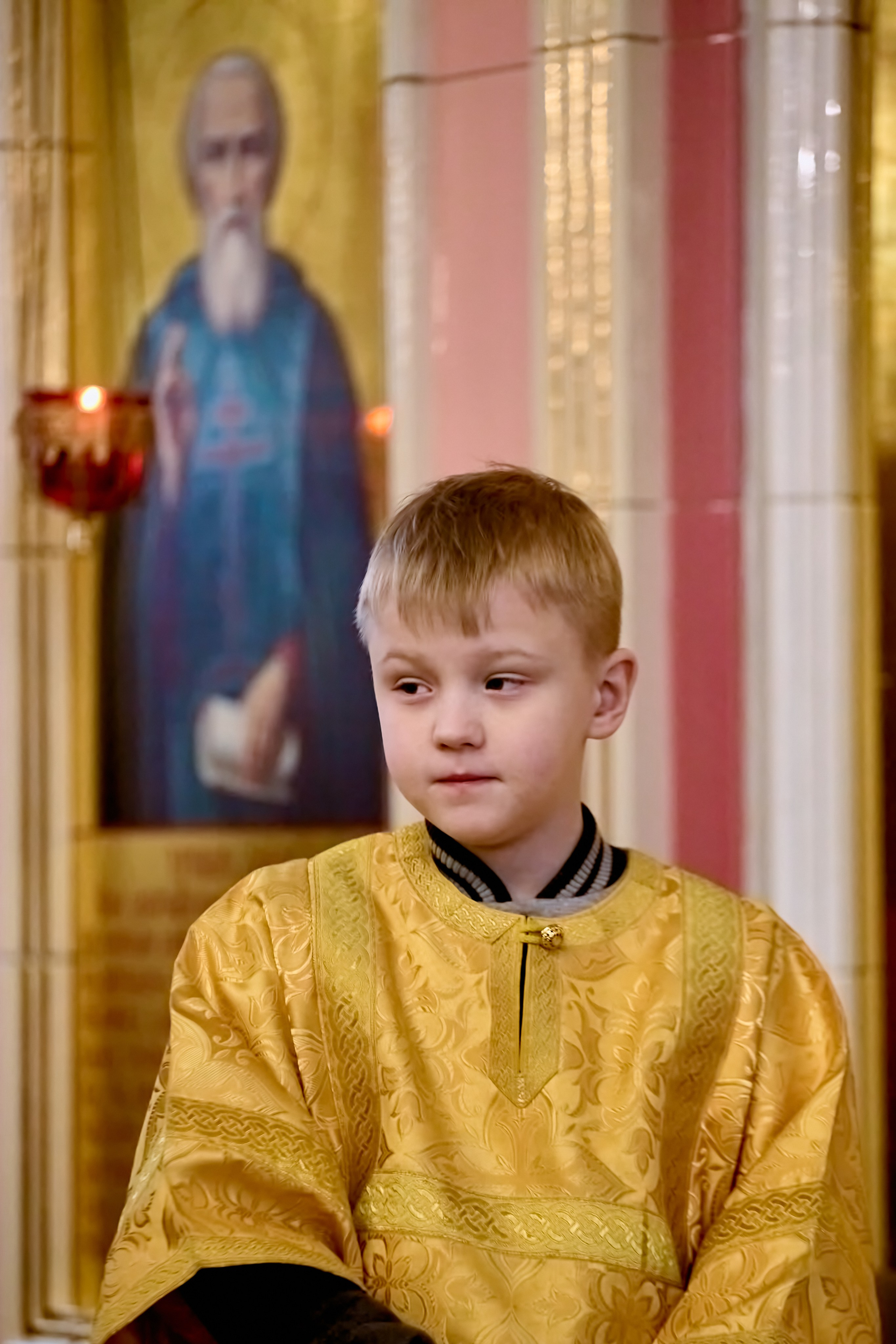 Алтарник Мальчик 8 лет стоит на солее и смотрит в храм