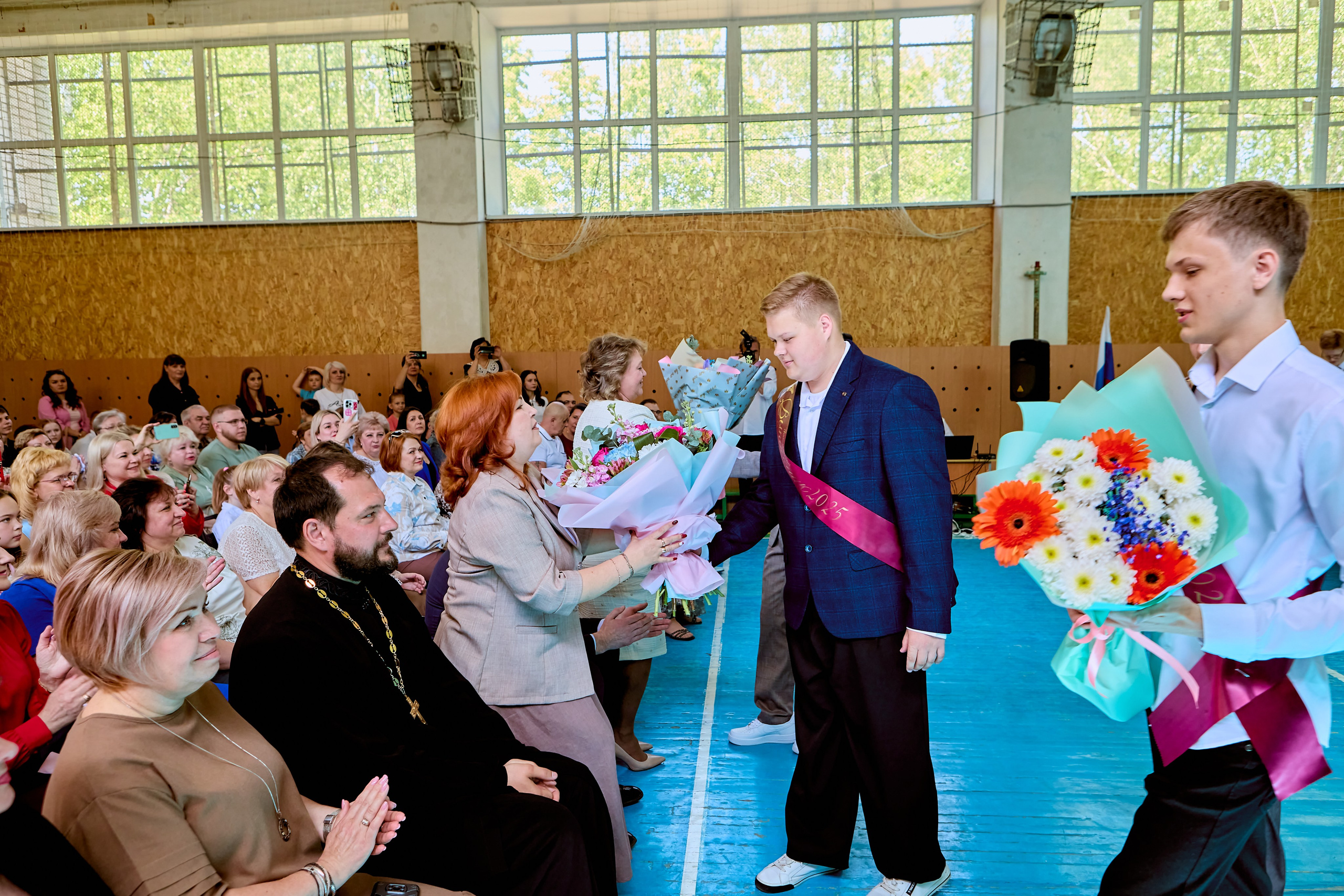 Праздничные улыбки и трогательные взгляды на Последнем звонке, фото православного фотографа Николая Голованова, г. Дзержинск.