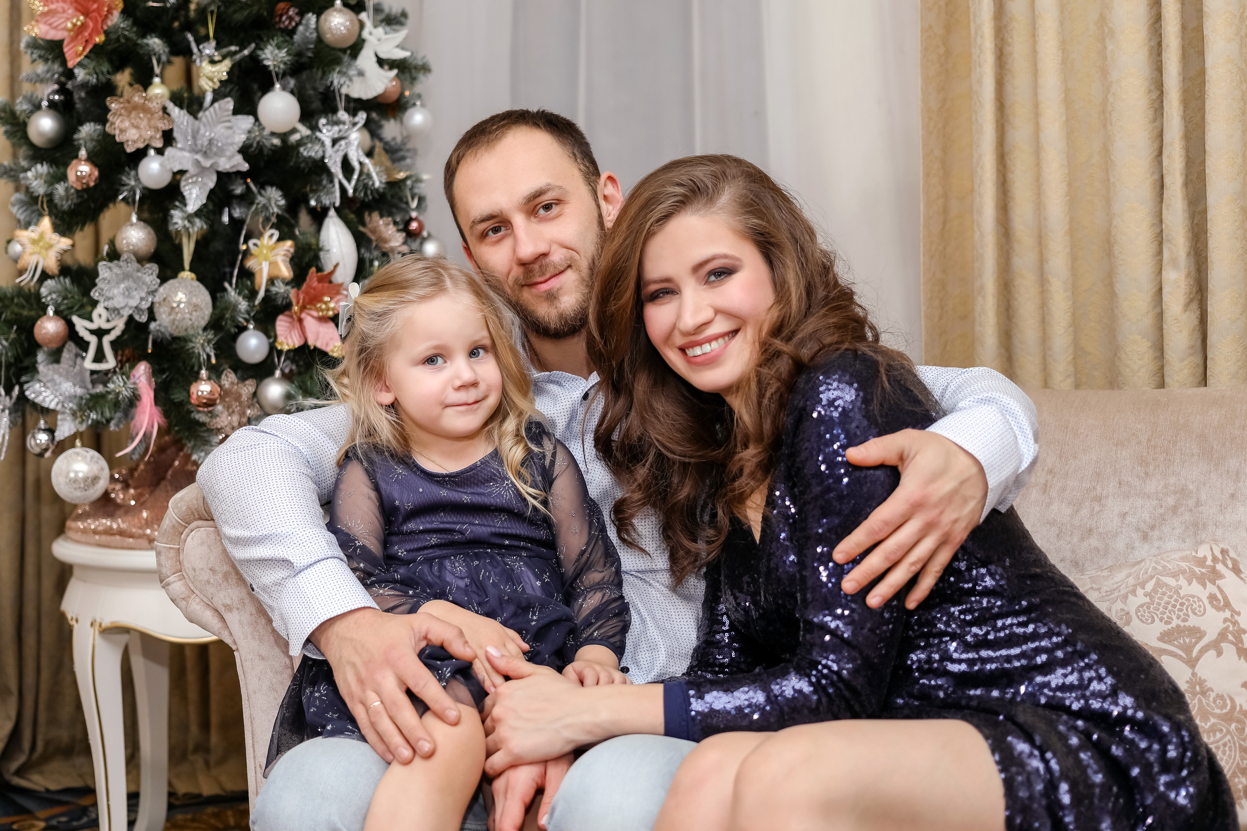 Красивые Алёна и Сашенька, ну и вредный Максимка…. Фотограф Алина Гашникова