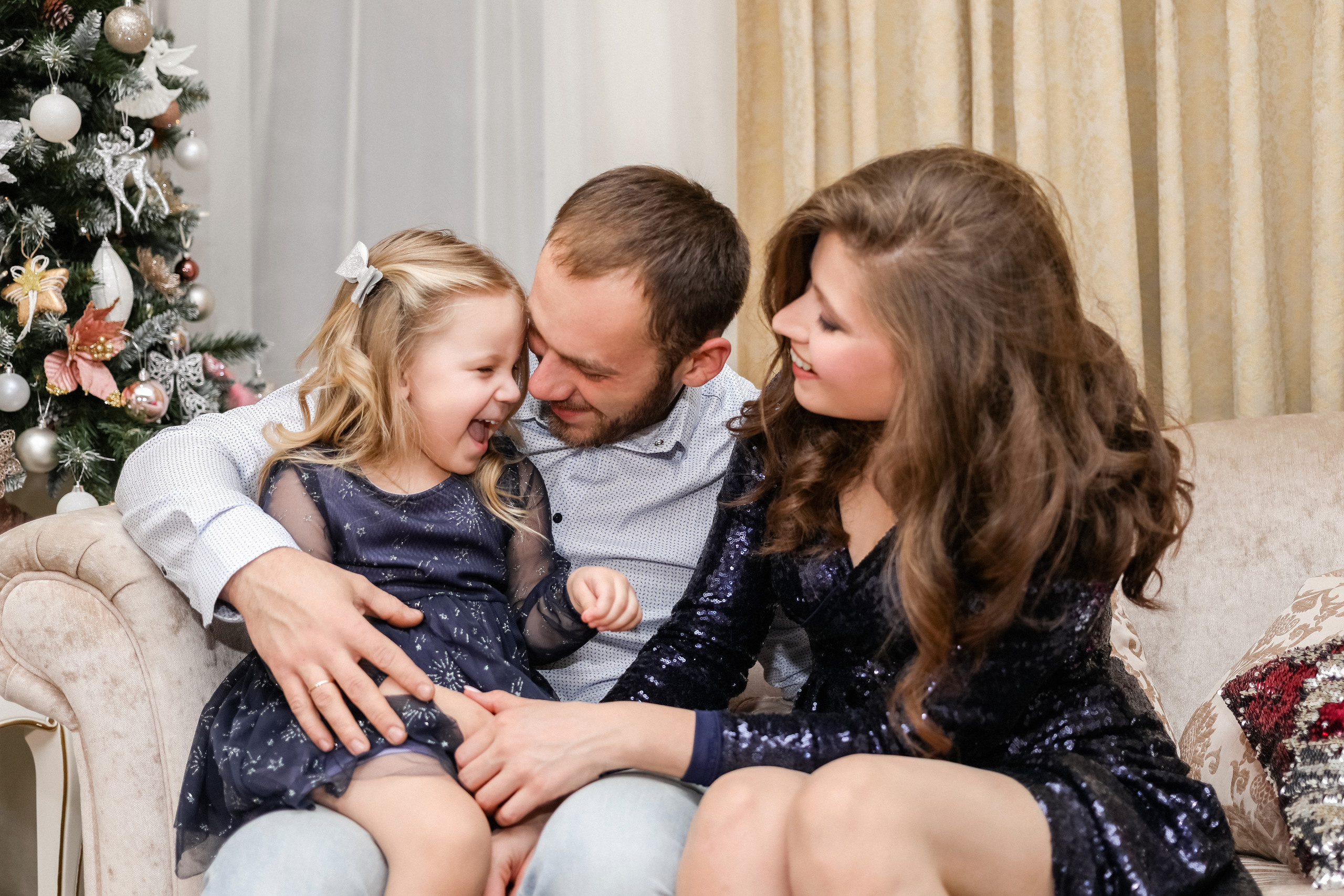 Красивые Алёна и Сашенька, ну и вредный Максимка…. Фотограф Алина Гашникова