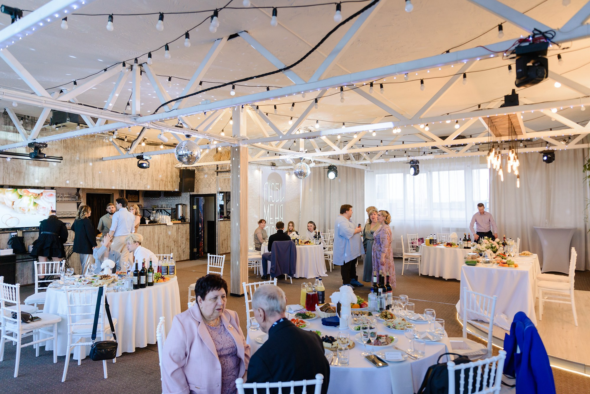 Свадьба Никиты и Ани на Екатеринбург Арене. Константин Солодянкин — свадебный и репортажный фотограф в Екатеринбурге и Верхней Пышме