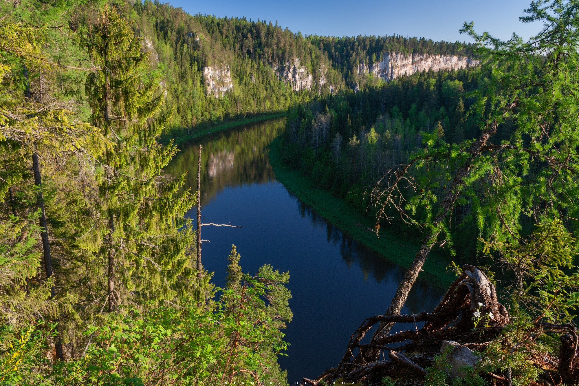 Вид на поворот реки Чусовой и гряду скал Камня Дыроватый