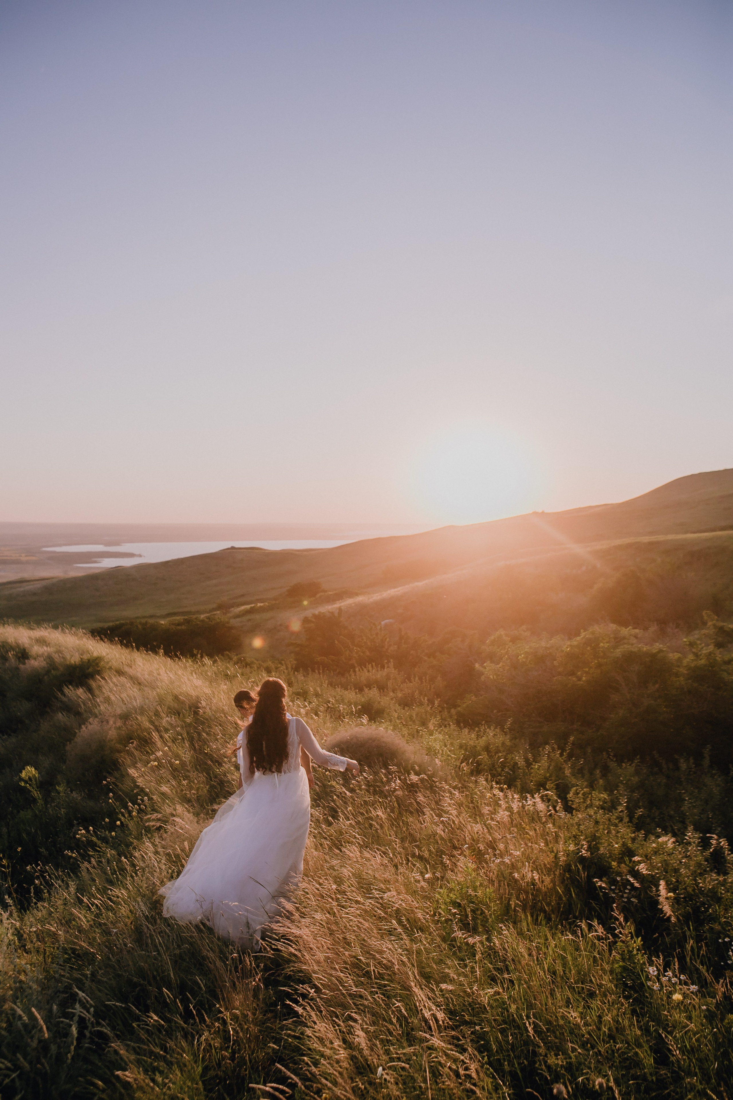 Свадебный торт и украшения - Стильно оформленный свадебный торт и декор в ресторанном зале, сфотографированные свадебным фотографом
