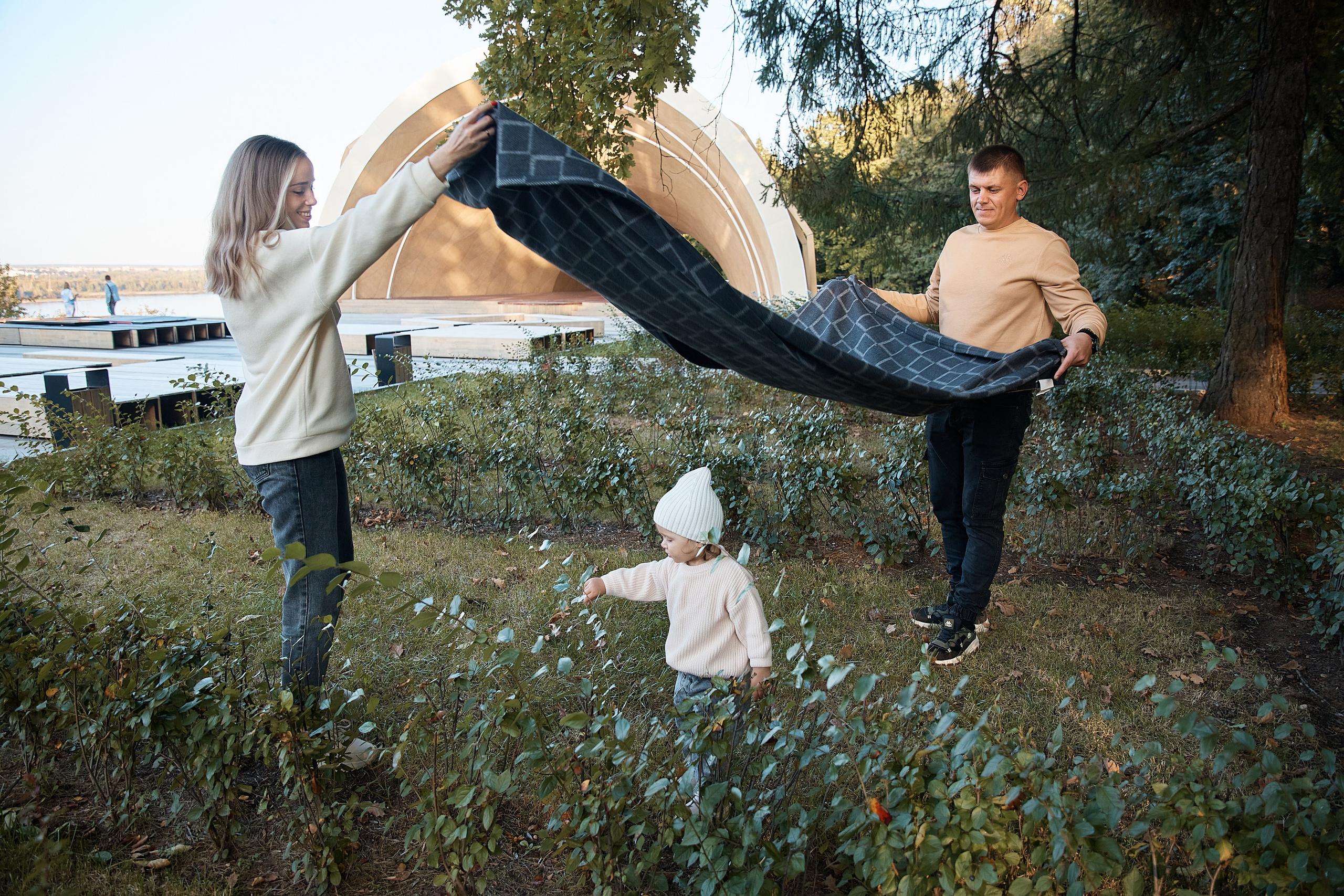 Прогулка в Алесандровском саду. Надя и Дима с дочей. Татьяна Бабаева — Фотограф