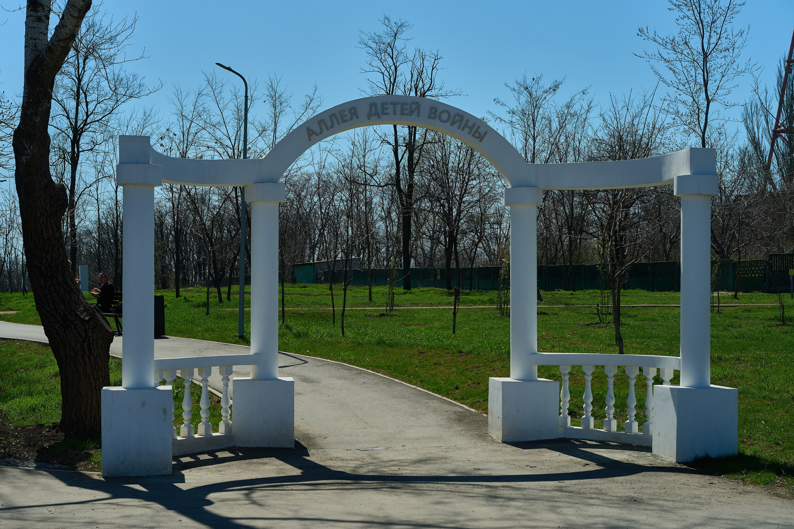 Уличные фотографии Мариуполя. Мариуполь 2024. Весенний Мариуполь. Фотограф Роман Адлер.